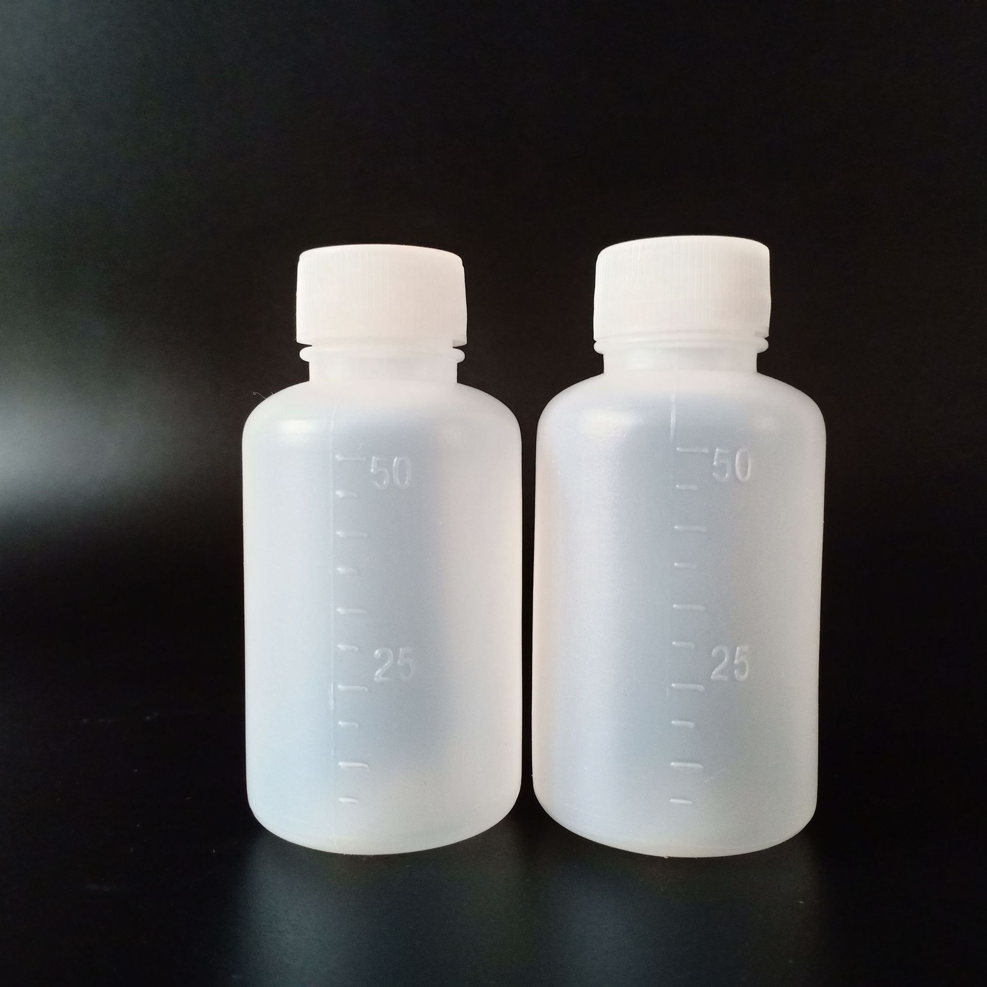 规格:50毫升水剂瓶 外观:白色半透明,小口.带有刻度(5毫升一个刻度).