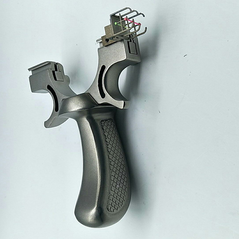 厂家供应户外竞技比赛全钢98k弹弓 快压夹片扁皮弹弓器