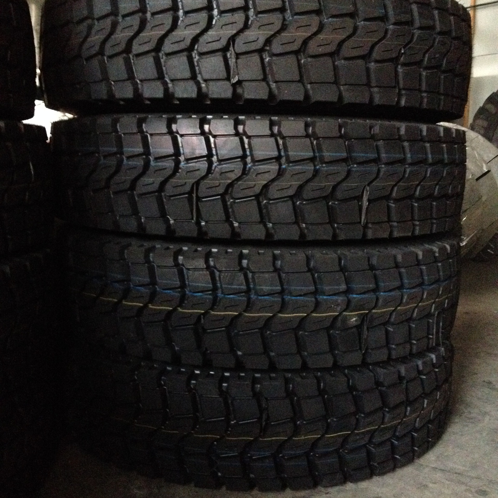 全钢子午线载重轮胎横向平行块12.00r20轮胎大量批发