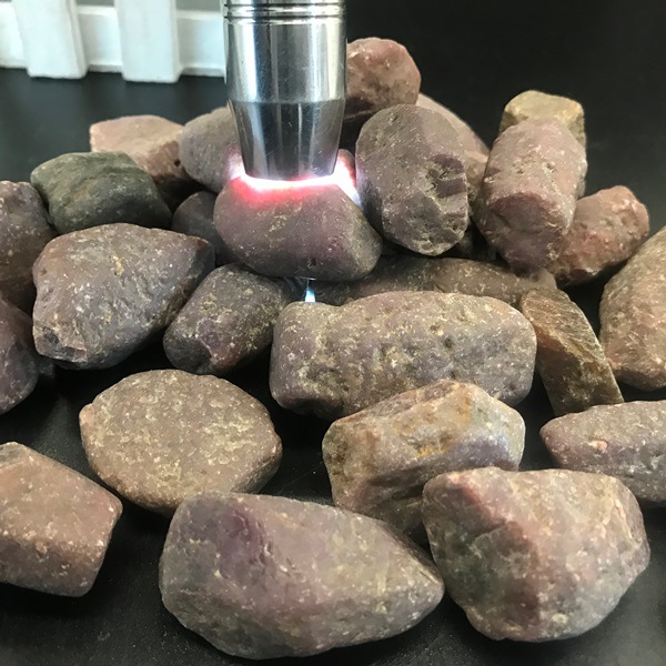 马达加斯加天然柱形红刚玉矿物晶体原石红宝石原石100g