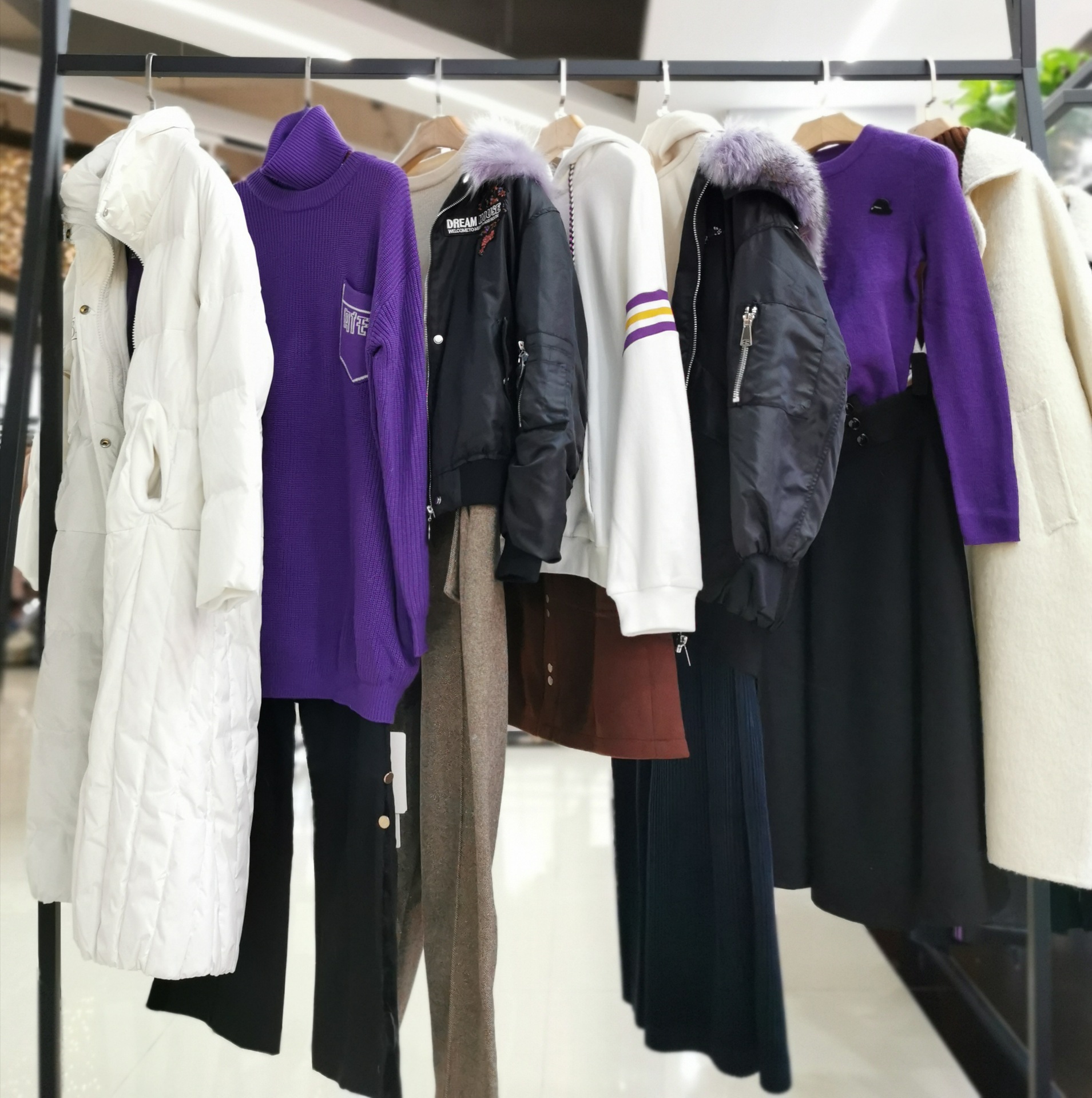 品牌折扣女装如系列18冬装走份批发 库存剪标实体和直播货源