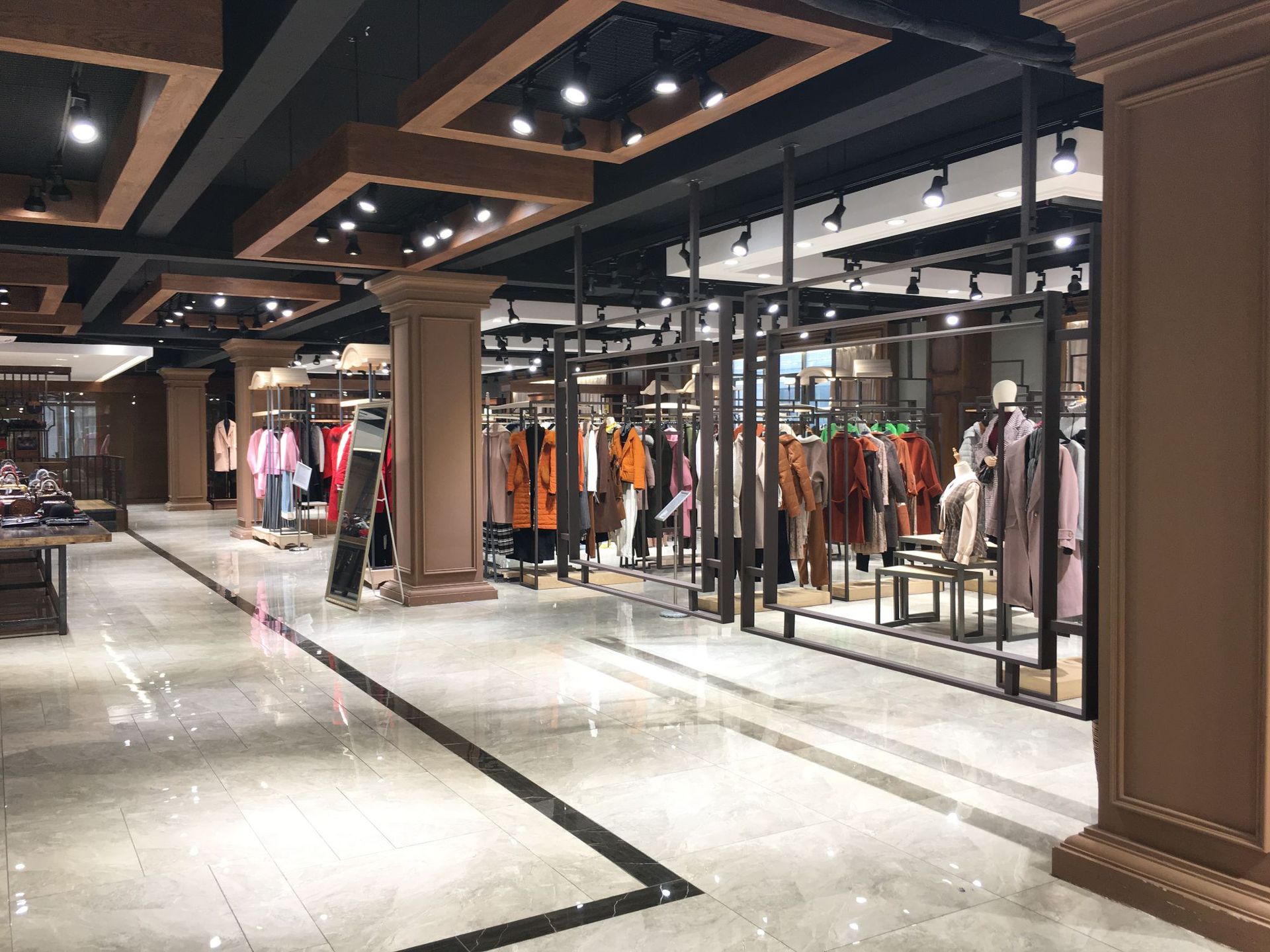 新手开品牌女装折扣店先了解什么是品牌折扣女装走份批发