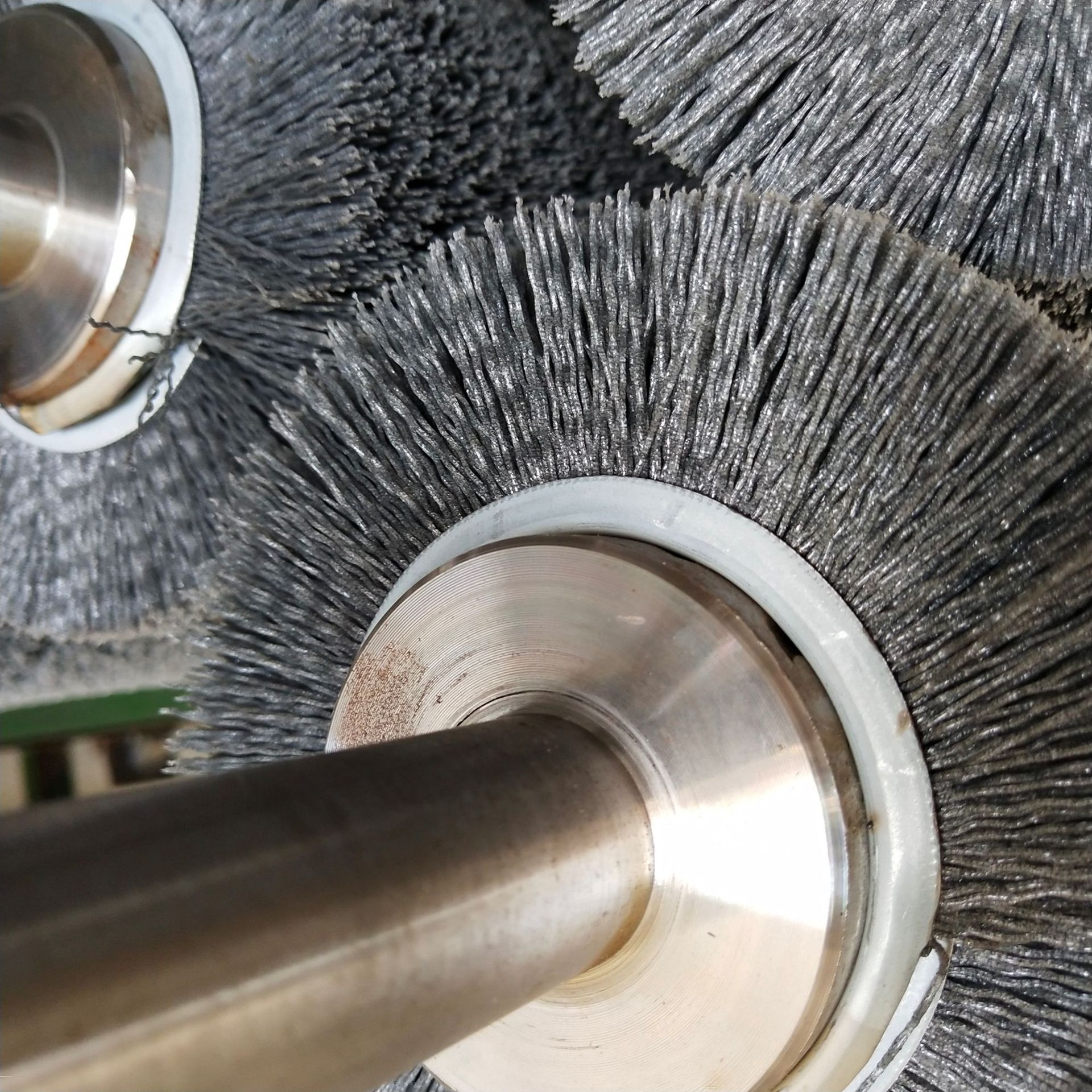 地板抛光磨料丝刷辊碳化硅磨料辊刷缠绕式研磨滚刷60天免更换