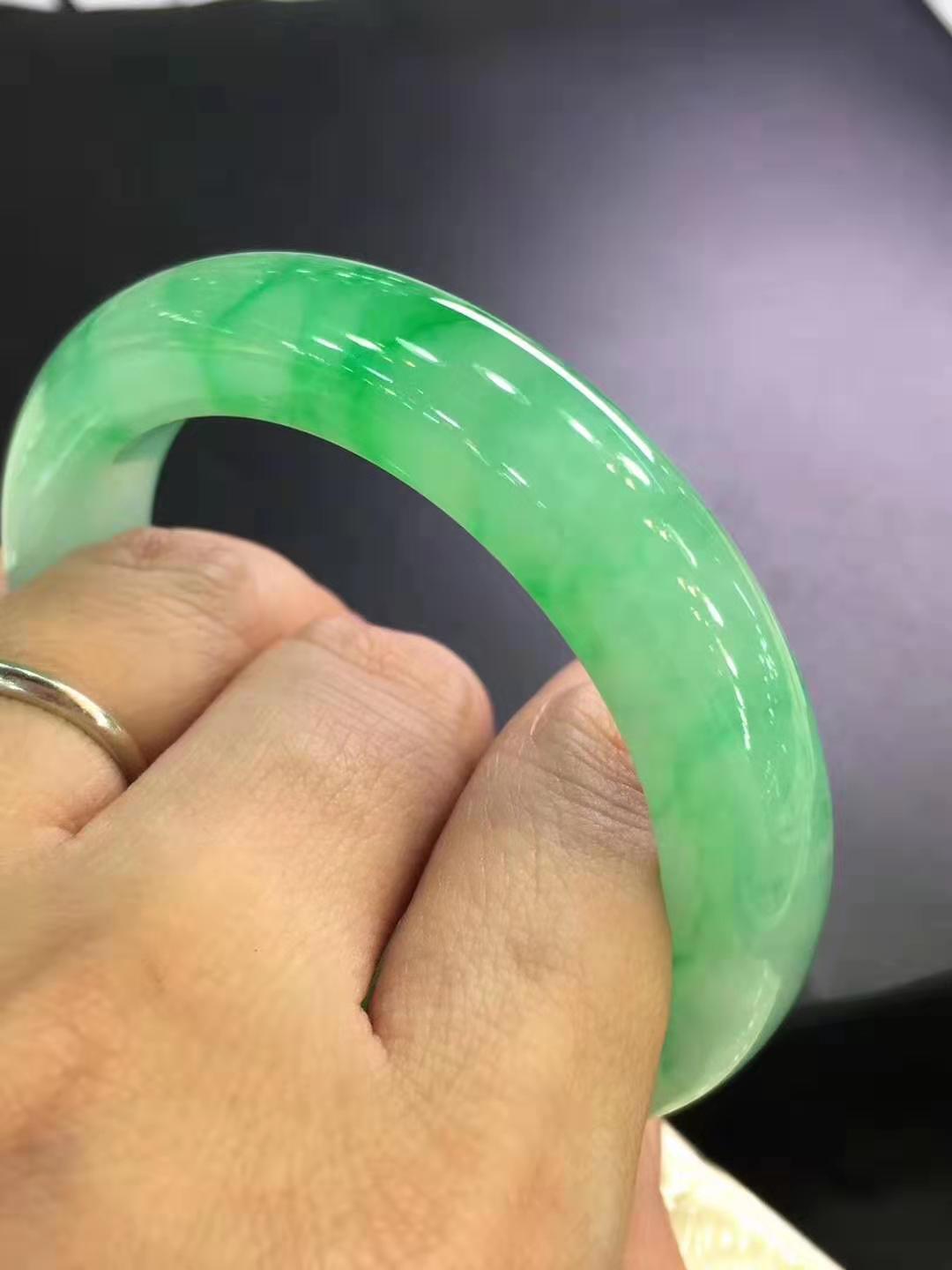 玉贵人翡翠天然翡翠a货种色齐全 色美圈口53.8 宽11.3 厚9.