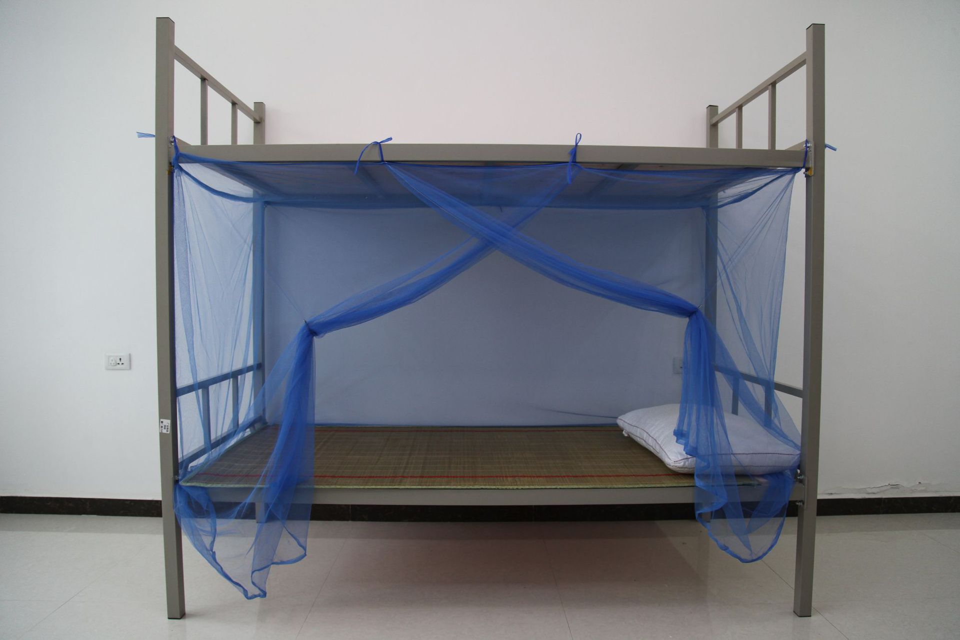 常规 柔软指数:适中 弹力指数:微弹 产品特点:本款蚊帐特别针对学校