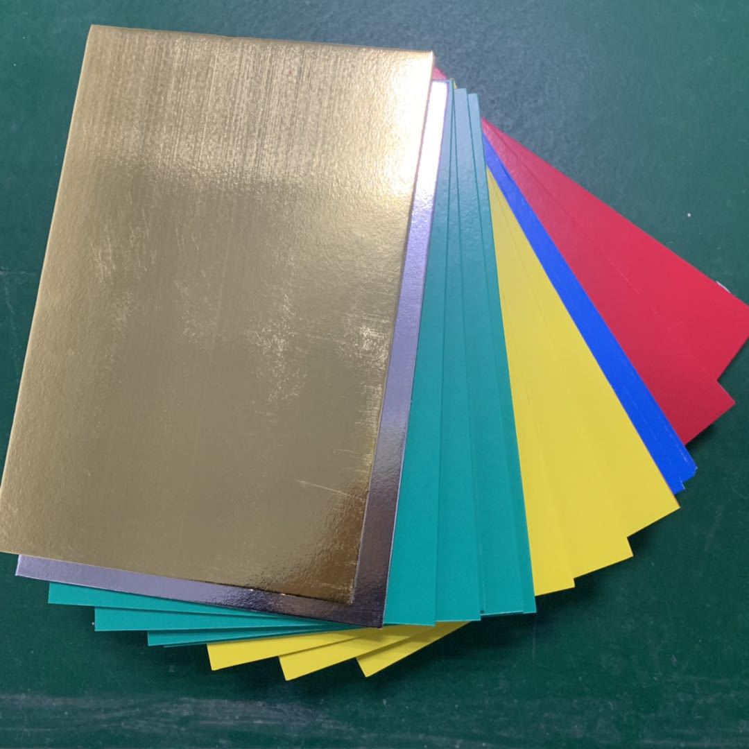 kt板是一种由ps颗粒经过发泡生成板芯,经过表面覆膜压合而成的一种