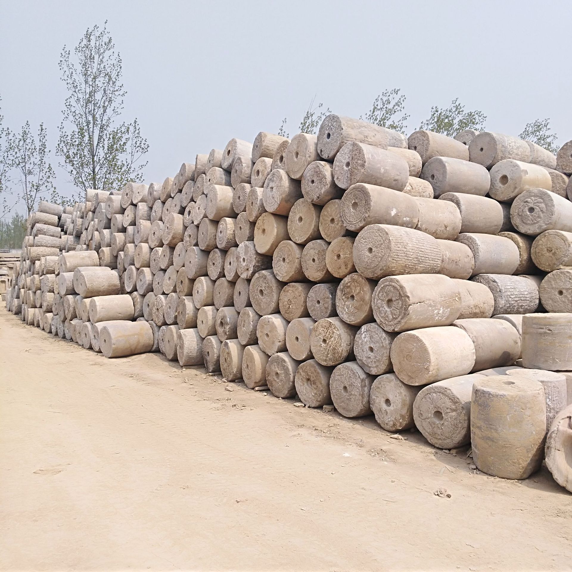 农村回收旧石滚出售 老磨盘 石碾直销 致电详询