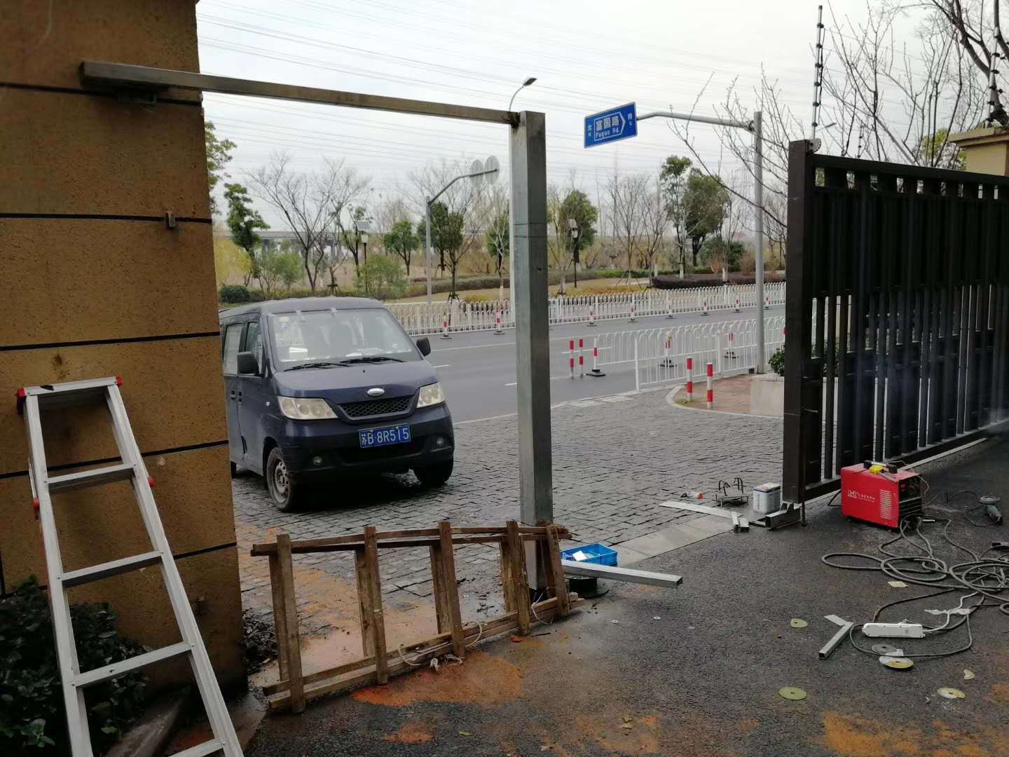 庭院大门 消防通道门 消防通道门改造装广告门 铁艺大门 围墙大门