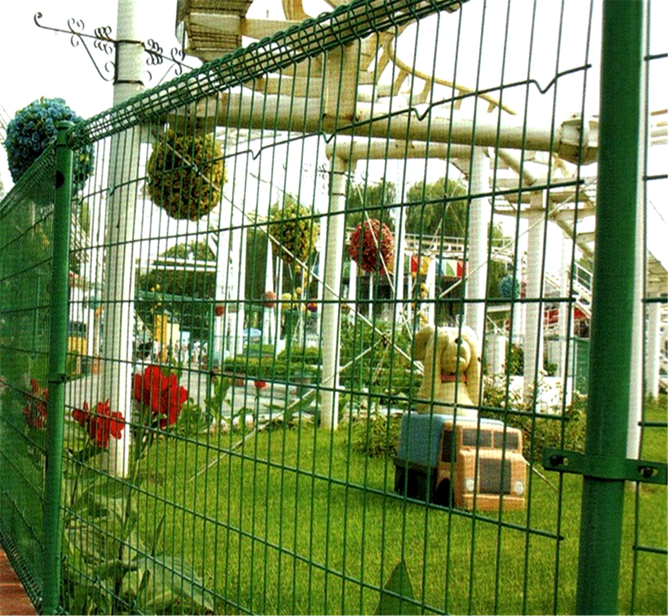 白色菜园双圈护栏网厂家 城市景区绿化防护网果园卷筒围栏网