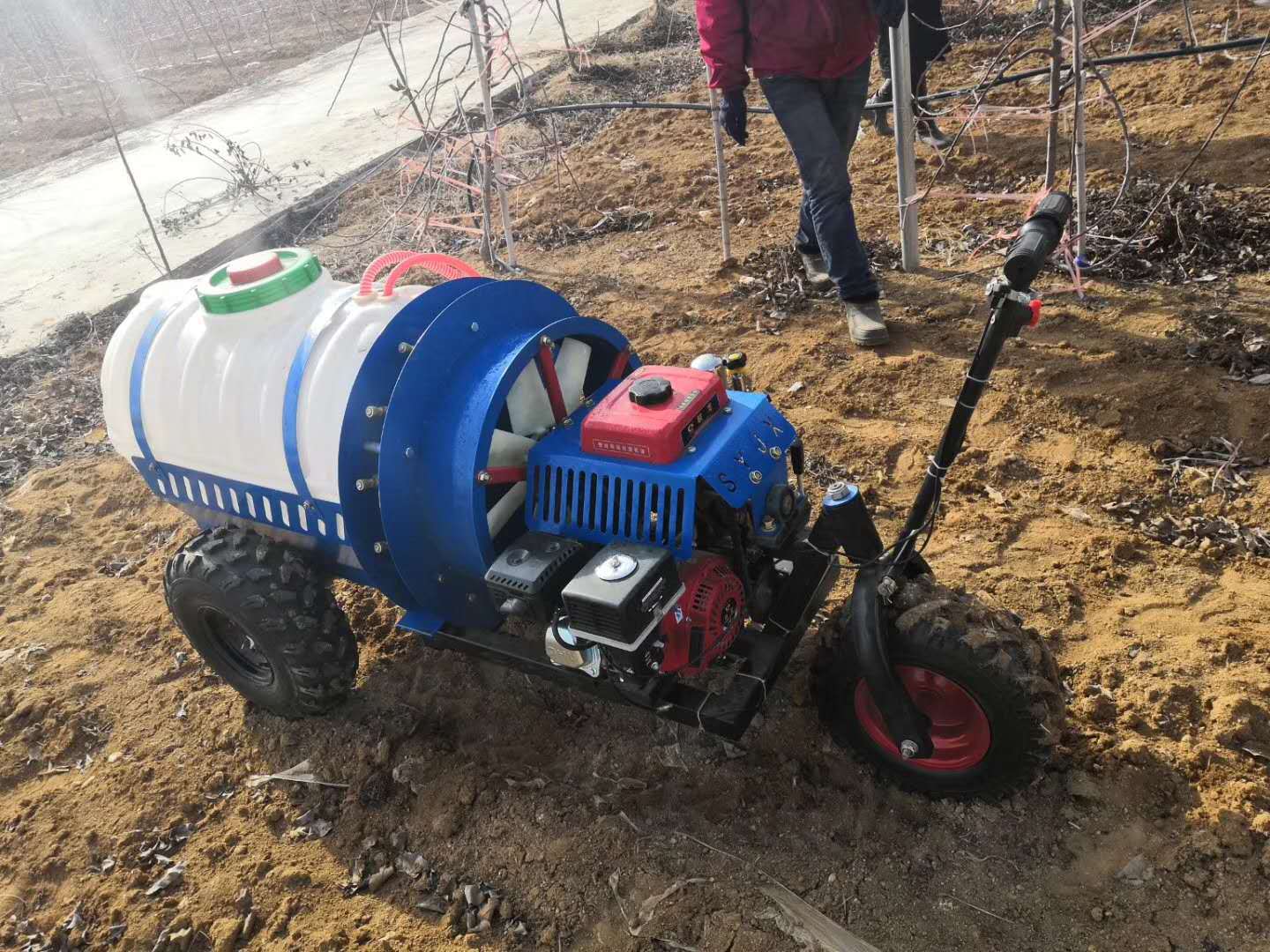 新疆吐鲁番用葡萄园用自走式打药机 果园果树用风雾打药机