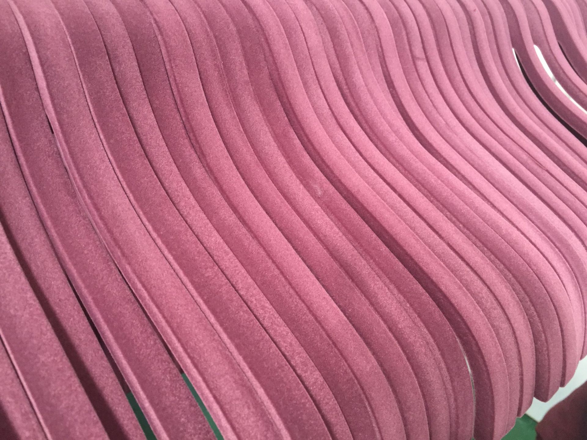 立体植绒产品: 各种塑胶,树脂,金属,木材,abs塑胶等不同材质的玩具