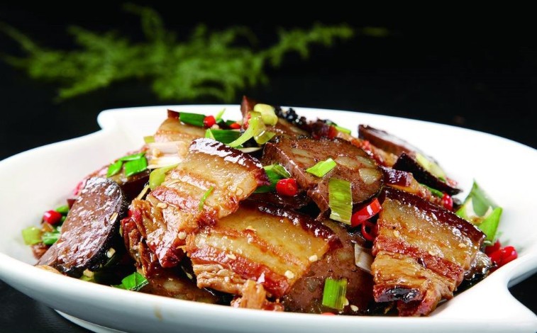 猪血丸子炒湘西腊肉,这样更配哦