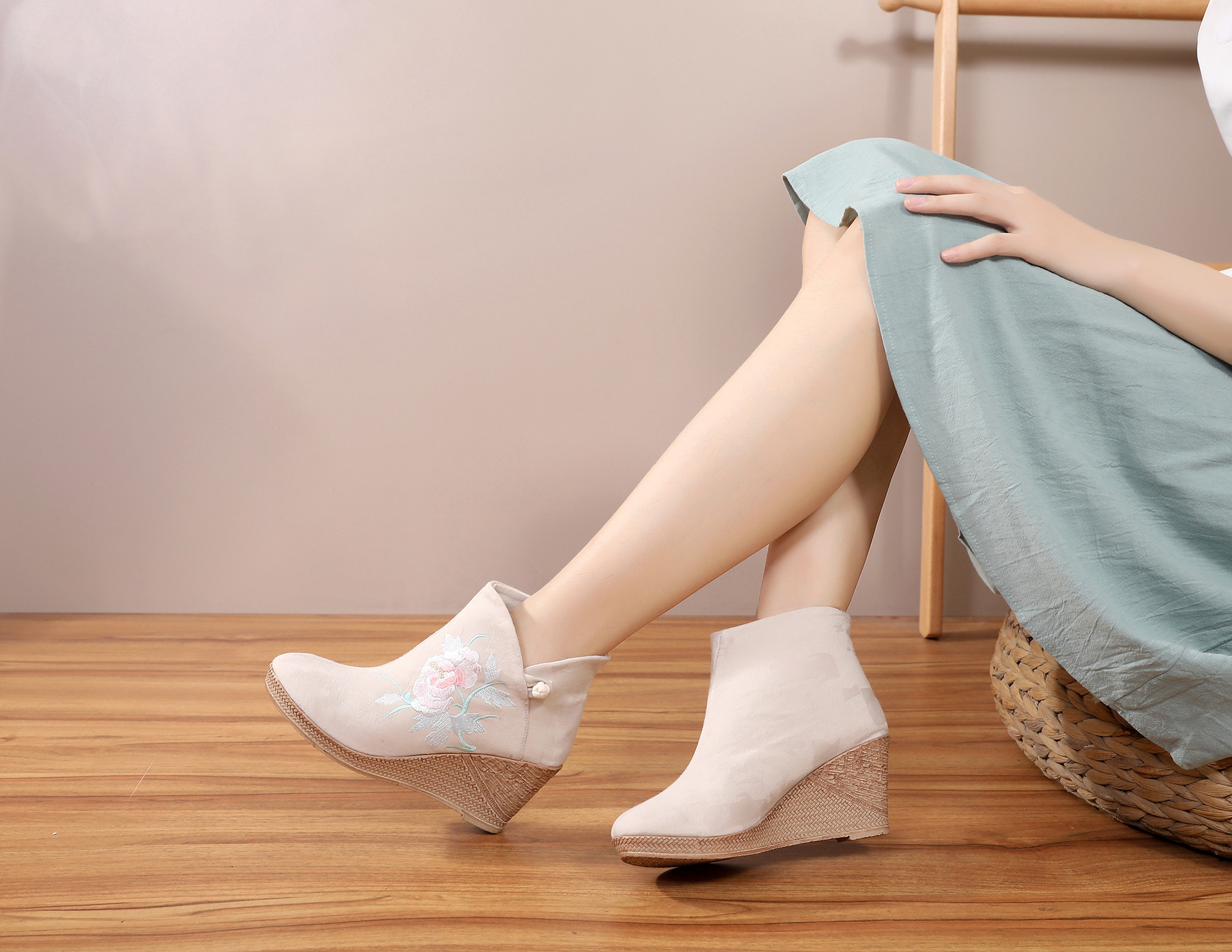 老北京布鞋女春秋复古民族风绣花女布鞋坡跟单靴中帮休闲一件代发