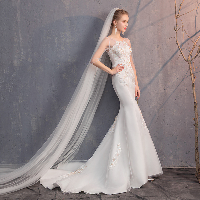 时尚小拖尾婚纱图片