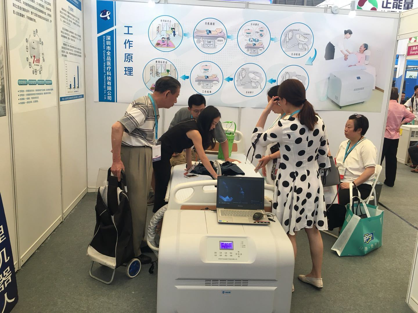 全自动大小便智能护理仪机器人智慧养老器材适老化家居康复辅具