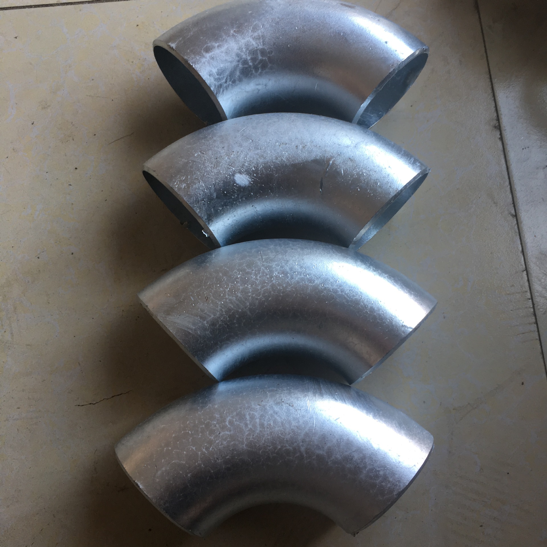 厂家供应 热镀锌无缝冲压弯头 镀锌耐腐蚀焊接弯头 热压弯头