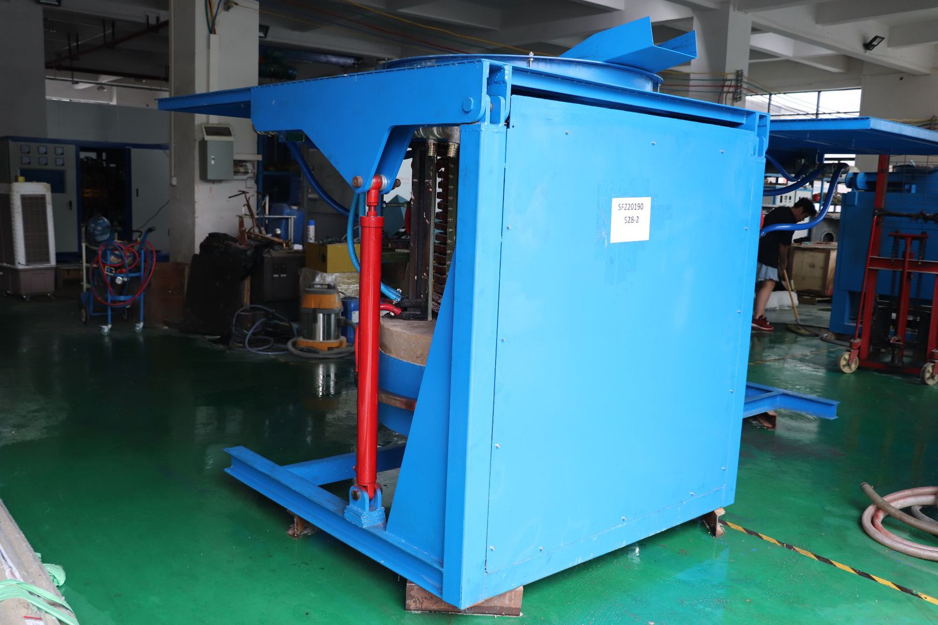 厂家供应中频感应熔炼炉 液压钢壳熔炼炉 熔铜铁不锈钢金属材料