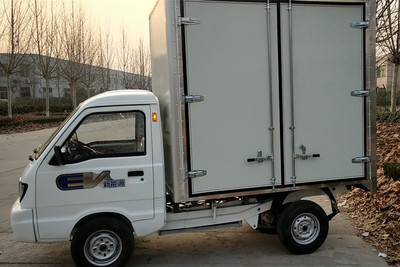 带门三开门箱式电动货运车价格 电动箱式货车报价 暖气空调