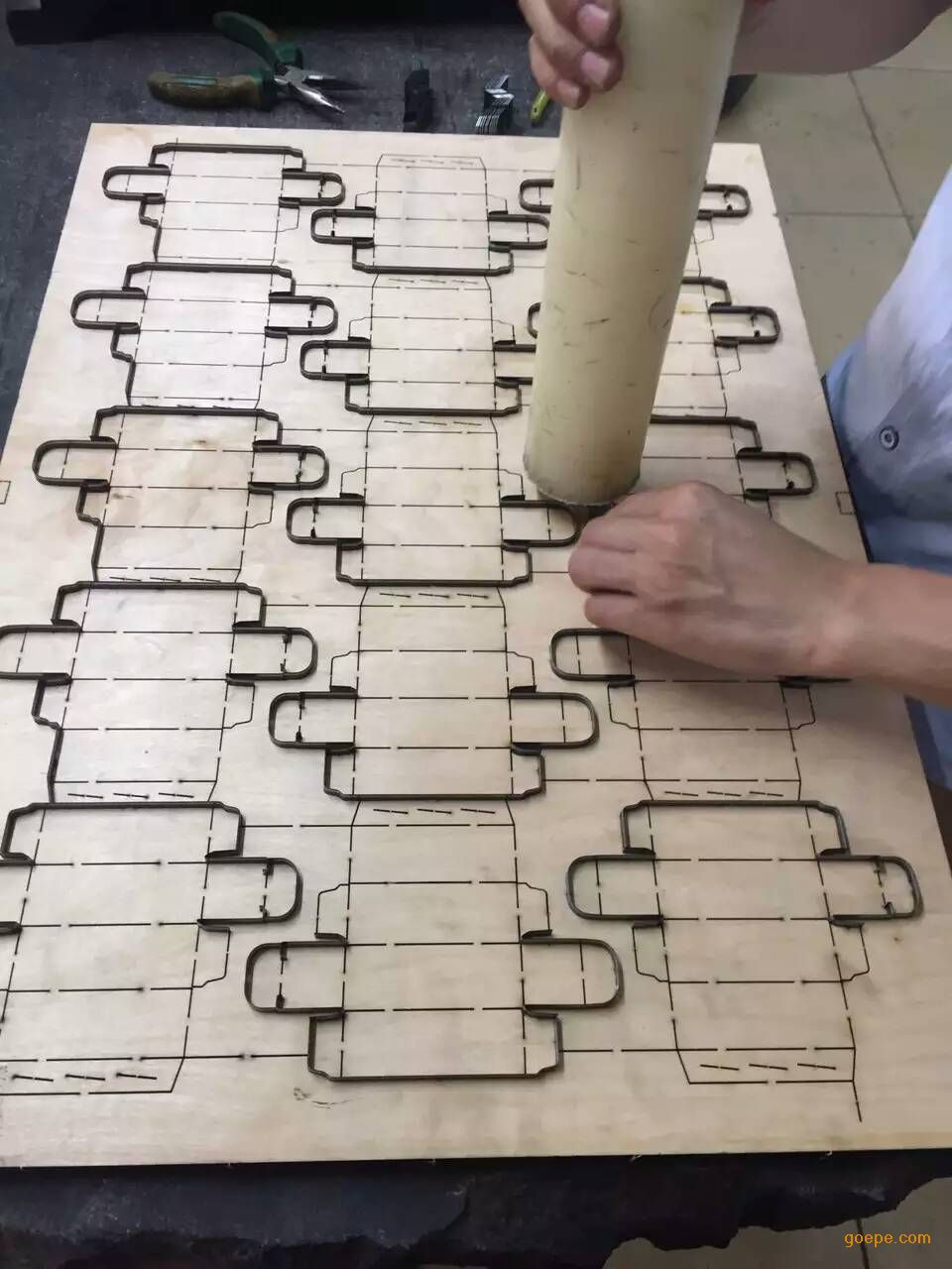 我们厂是一家专业生产激光刀模(印刷刀模,电子刀模,皮具刀模,有机玻璃