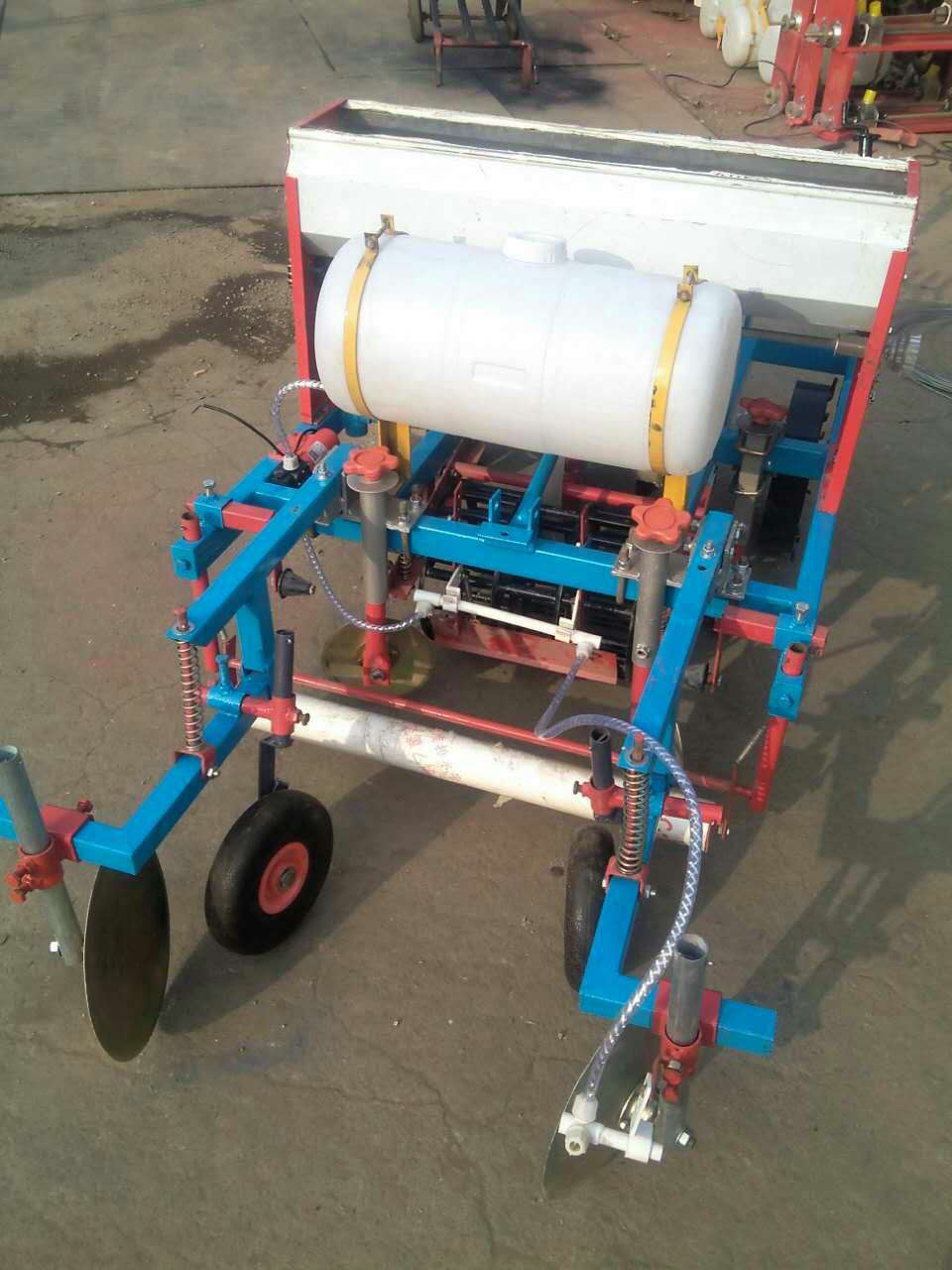 四轮带秋葵覆膜播种机 小型花生播种机 花生播种机价格