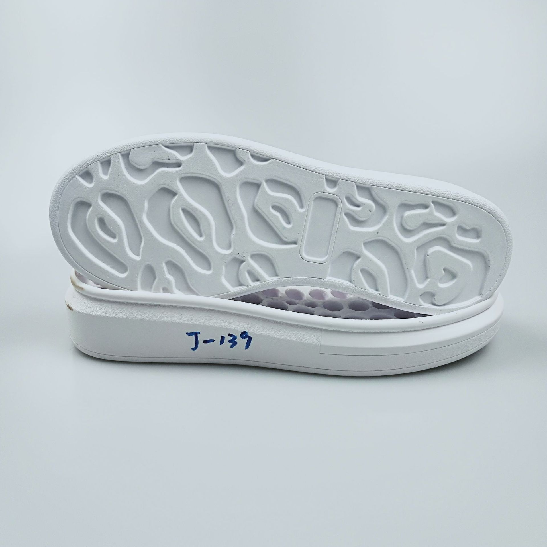 厂家直销麦昆小白鞋鞋底 休闲板鞋底 pu聚氨酯发泡鞋底 男女款