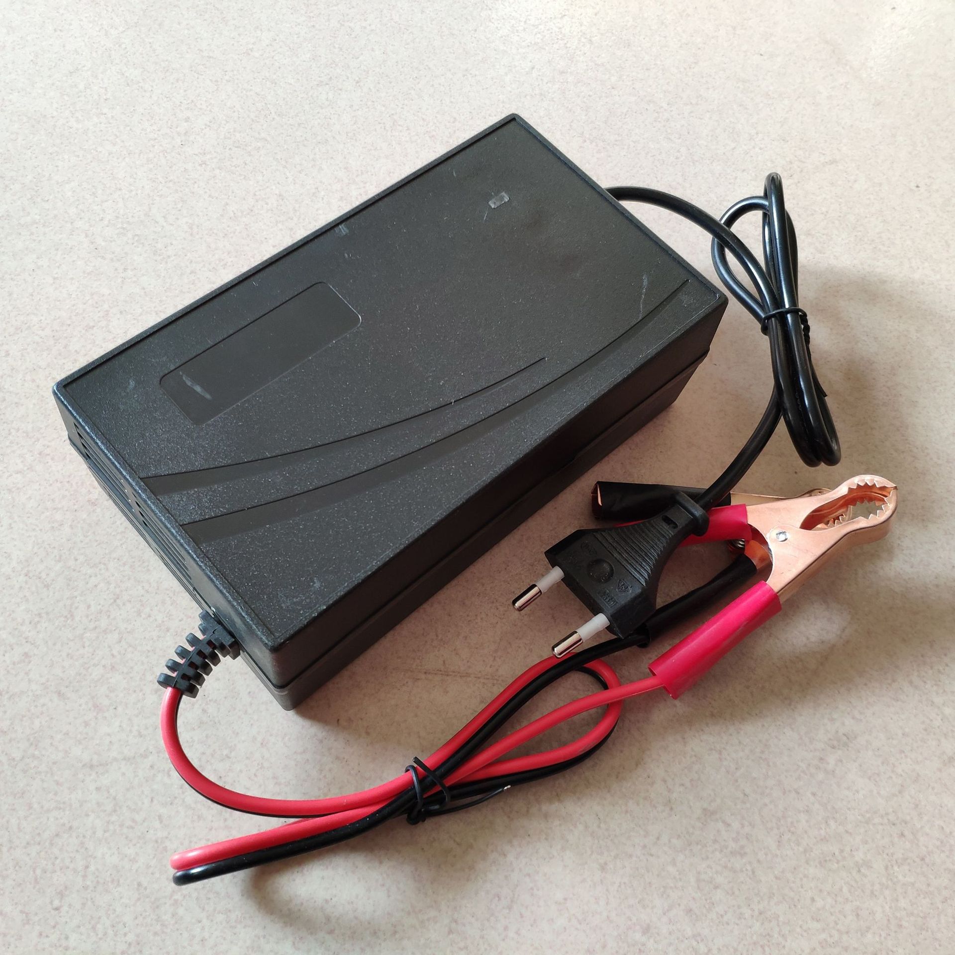 汽车12v电瓶充电器 高频智能充电器 电瓶蓄电池充电器12v10a