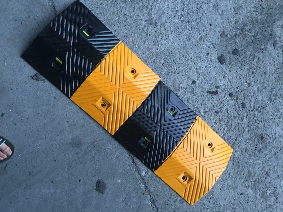 减速带橡胶限速缓冲加厚家用汽车坡度板斜坡公路道路加油站乡村