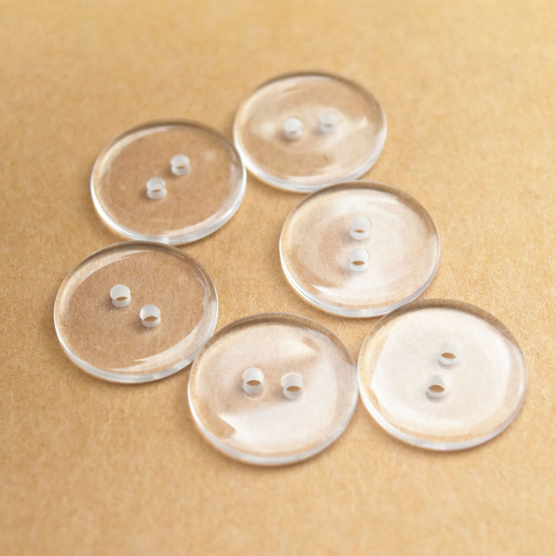 厂家直供服装辅料树脂扣二眼透明面包衬衫毛领纽扣垫扣现货批发