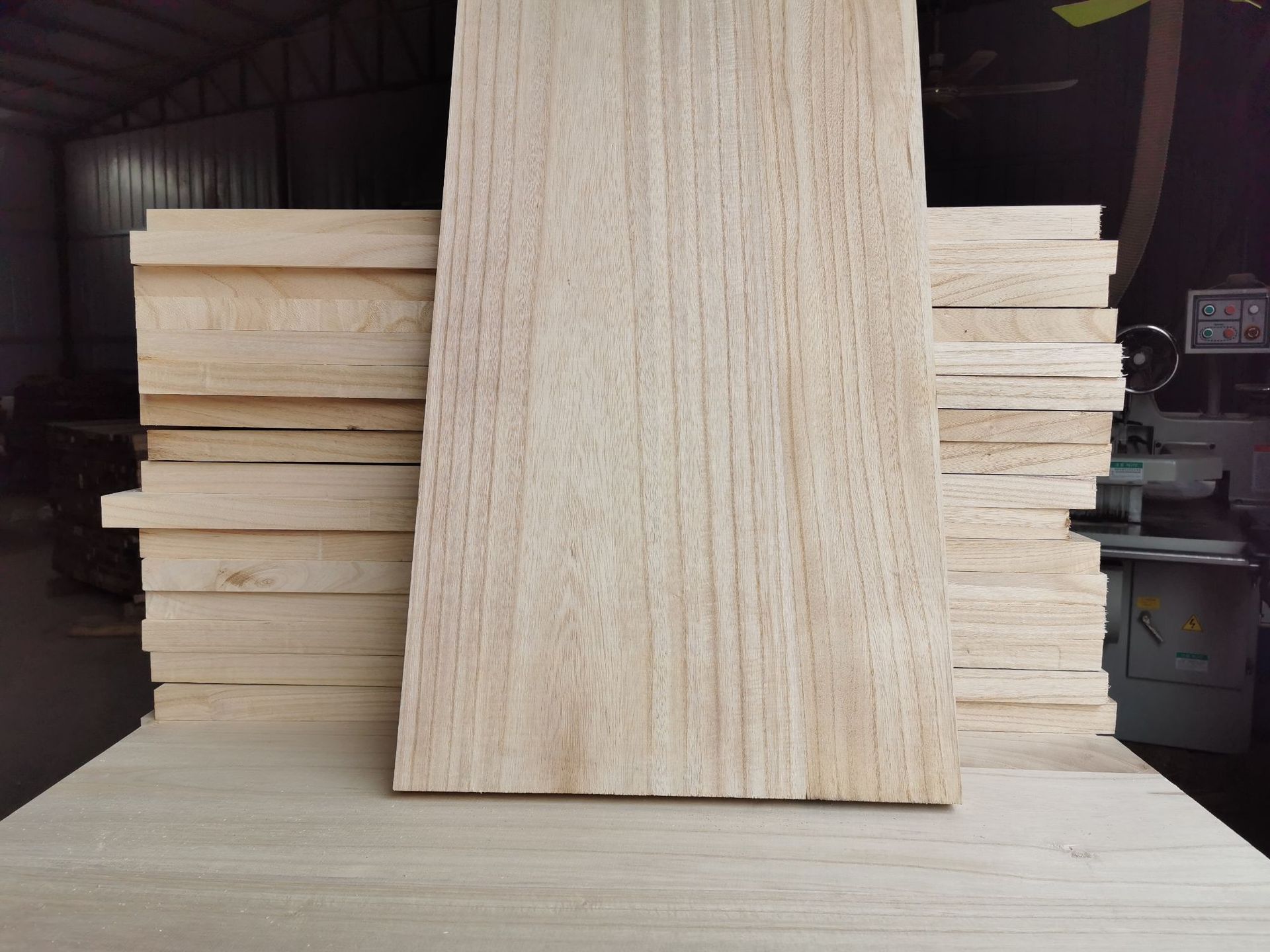 加工各种规格桐木拼板 桐木直拼板实木家具板 工艺品木板材