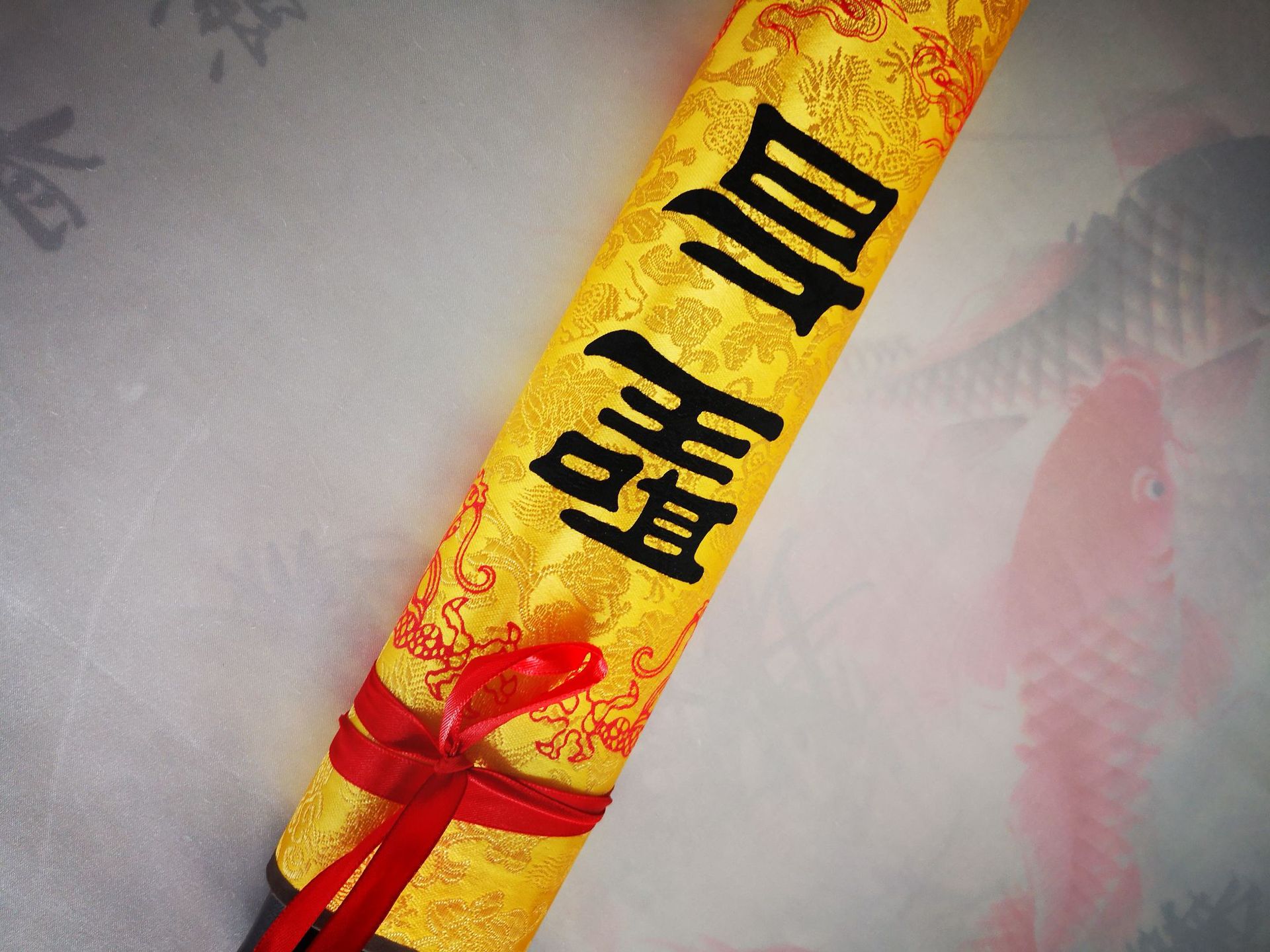 制作流程:先将图案在电脑里水平翻转,然后打印,将空白圣旨放到