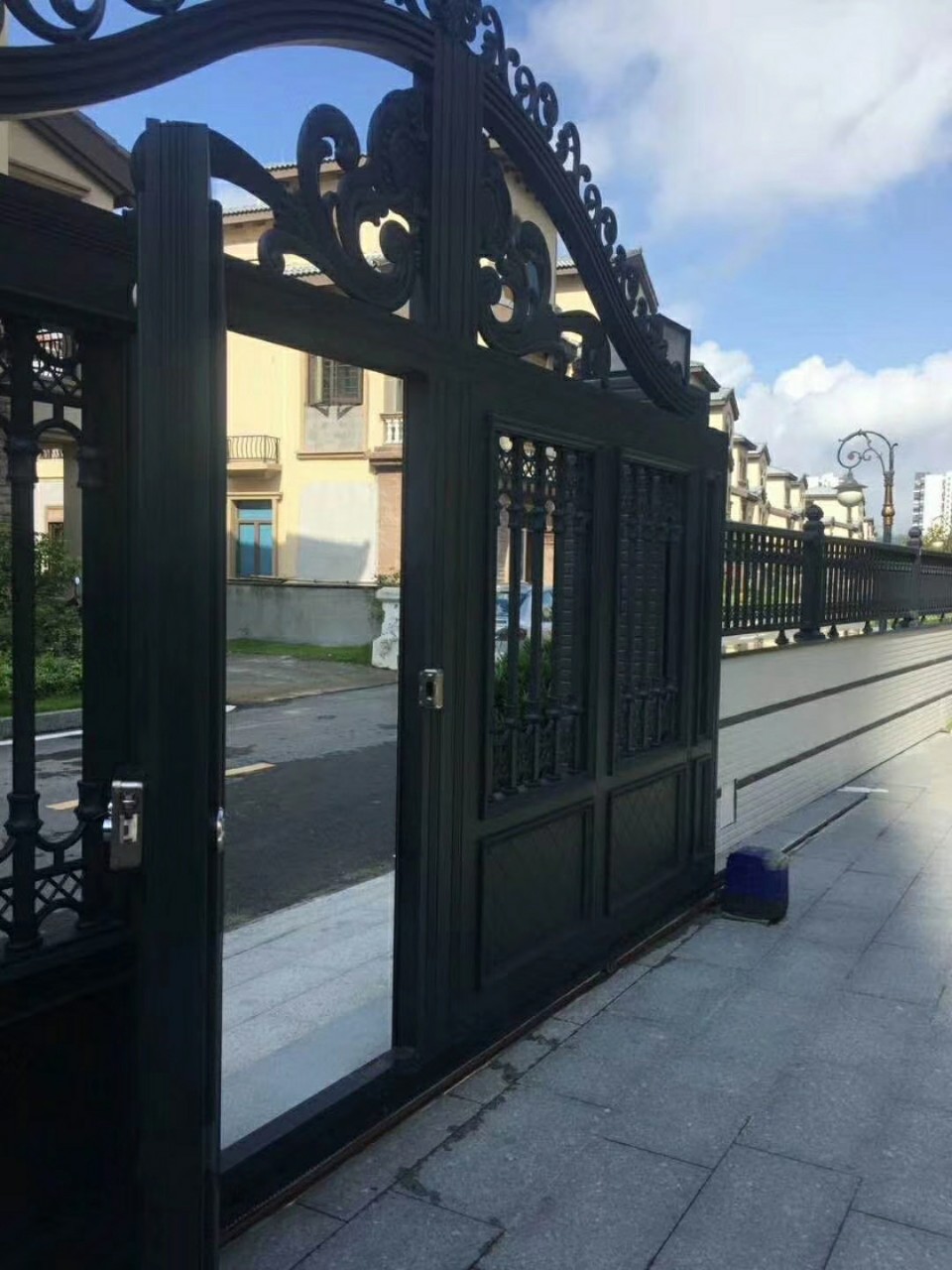 中式别墅小门进户门双开对开自动大门乡村折叠铝艺门江苏