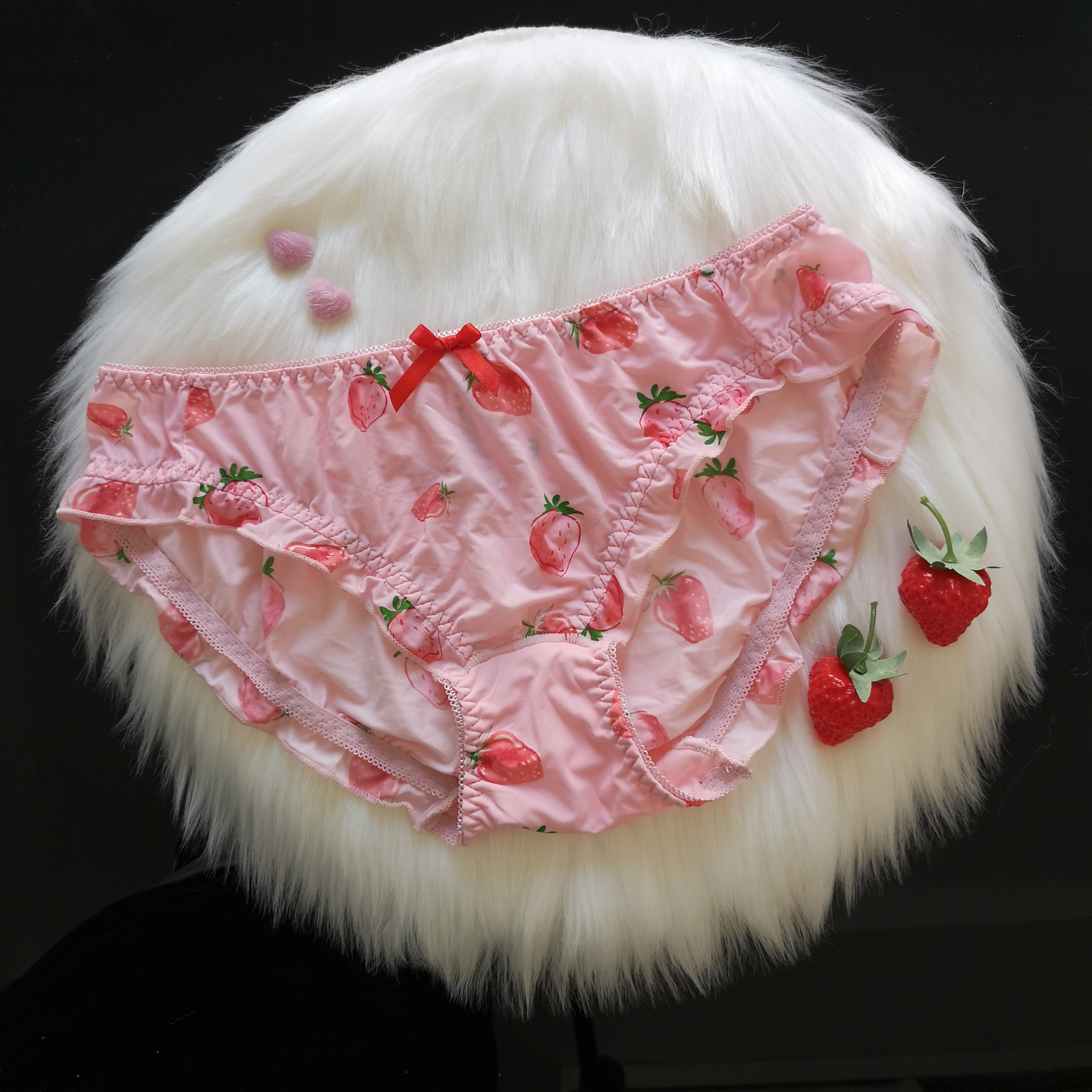 日系软妹甜美冰丝草莓内裤女包臀洛丽塔底裤大连货源