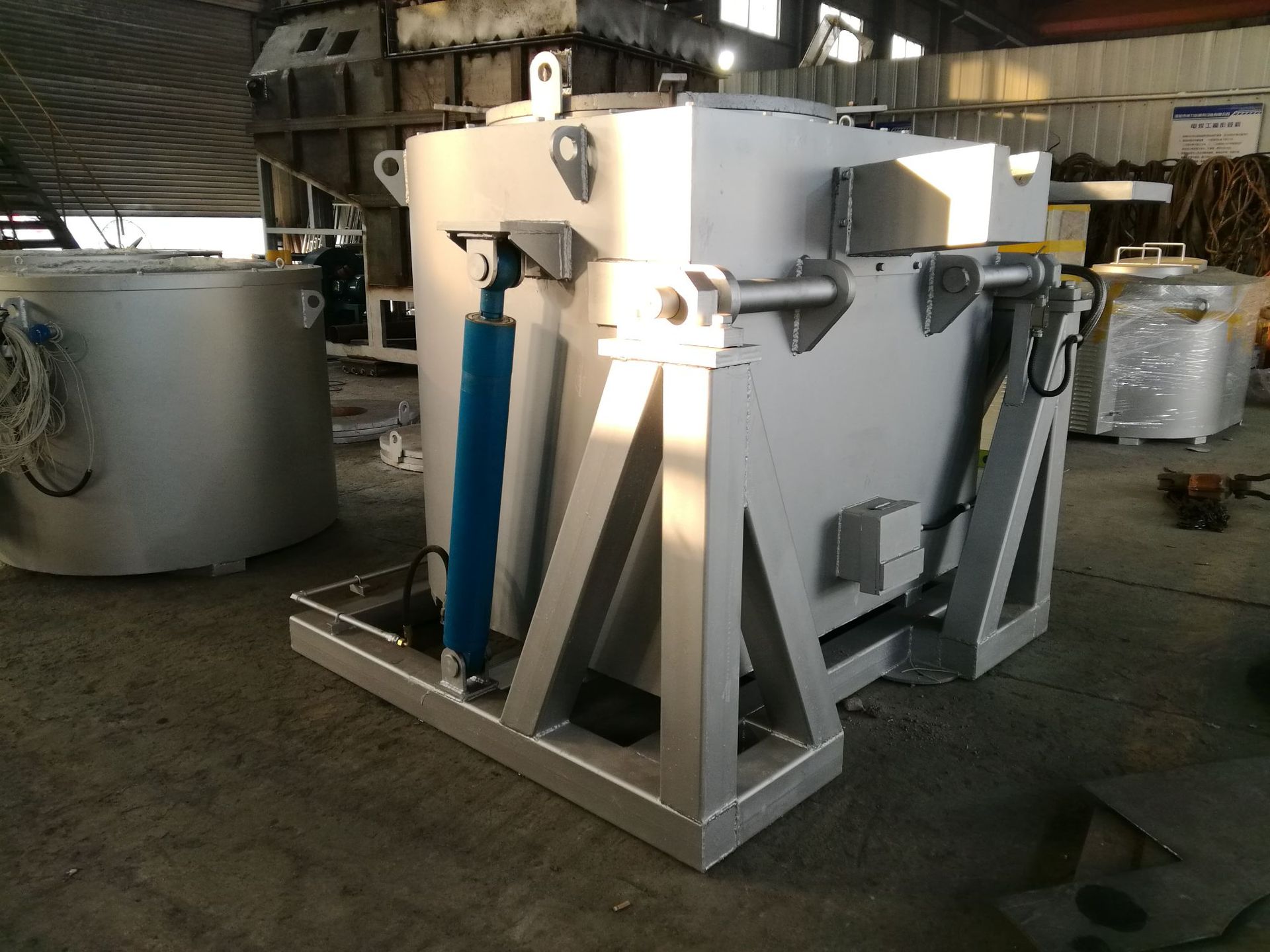 铜合金熔炼炉 倾倒式坩埚炉 高温铜水熔炉厂家 90度液压翻转炉