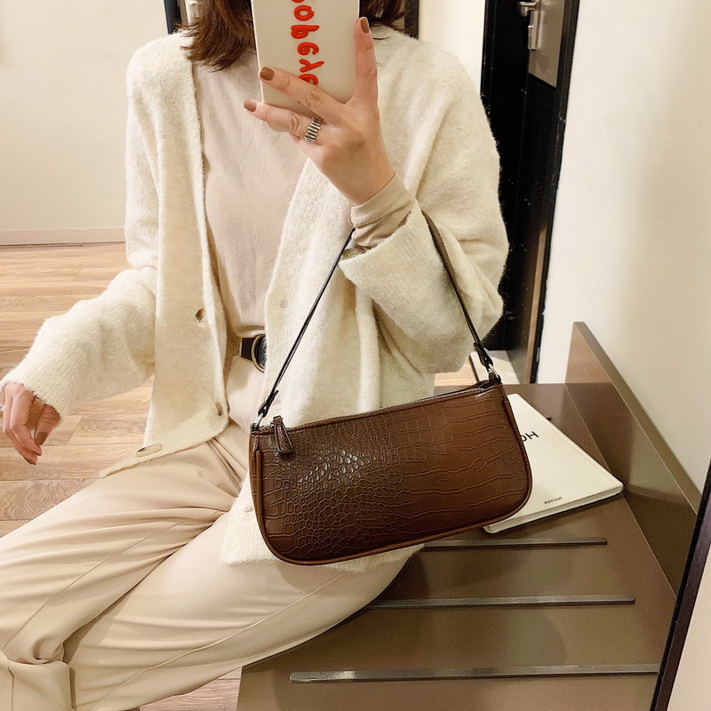 批发2021新款女包鳄鱼纹单肩包手拎包个性时尚漆皮腋下法棍小肩包