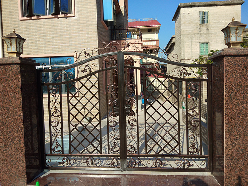 广东厂家直销 电动对开铁艺大门 别墅欧式网格门 封板铁艺门中门