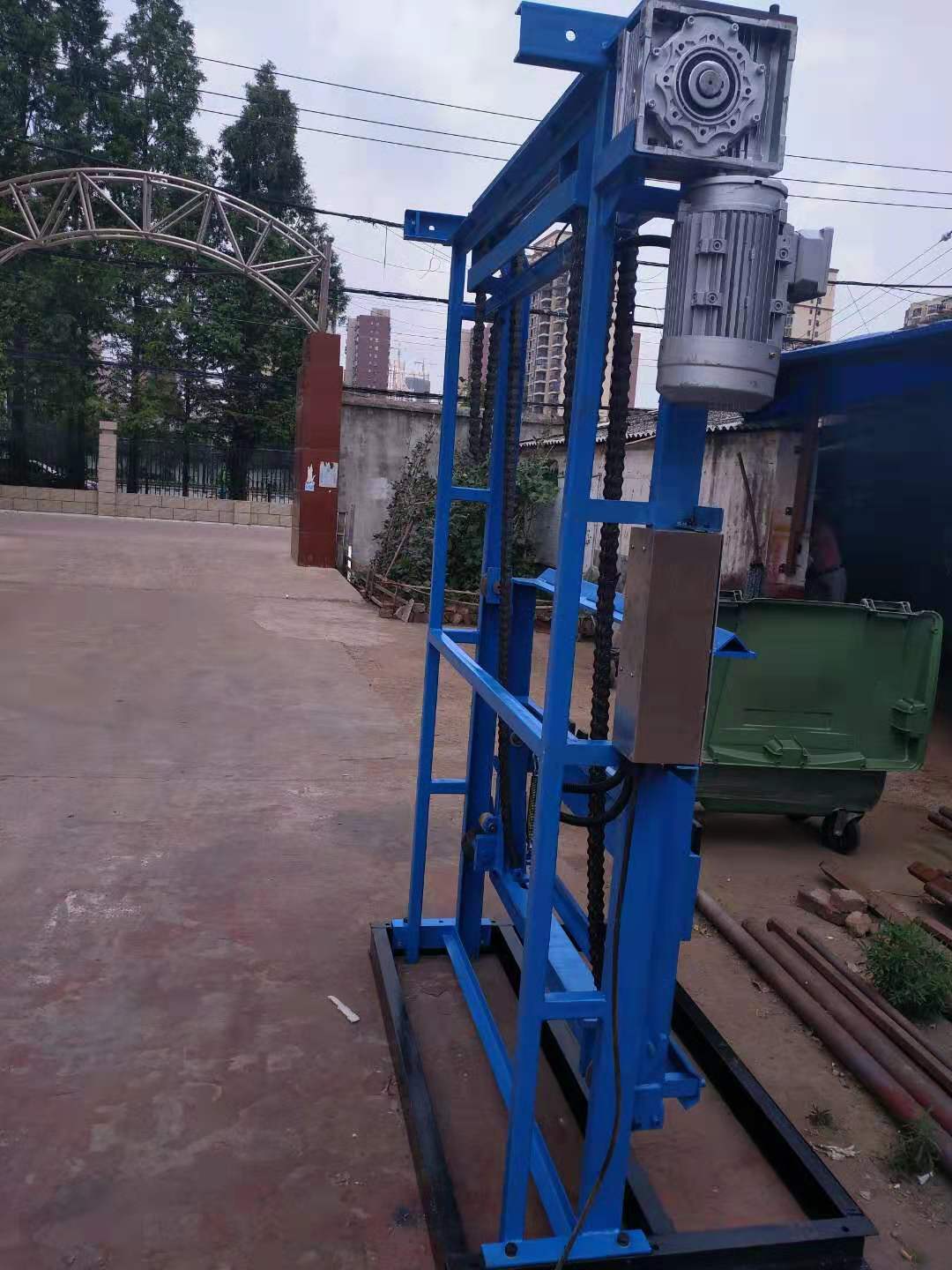 大型垃圾桶提升机660l垃圾桶提升机 厂家直供垃圾桶电动提升机