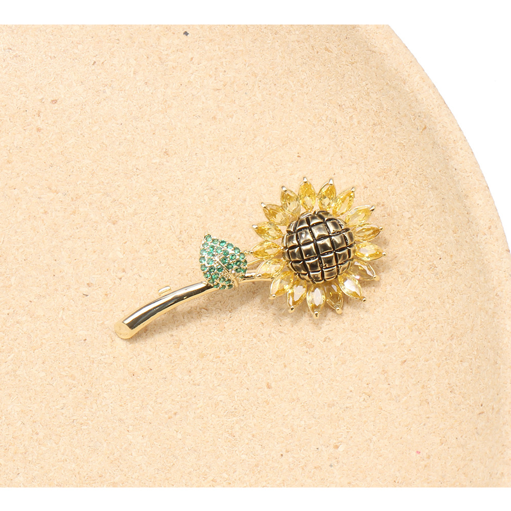 太阳云新品镶钻黄色向日葵胸针个性精致植物别针防走光男女款胸花