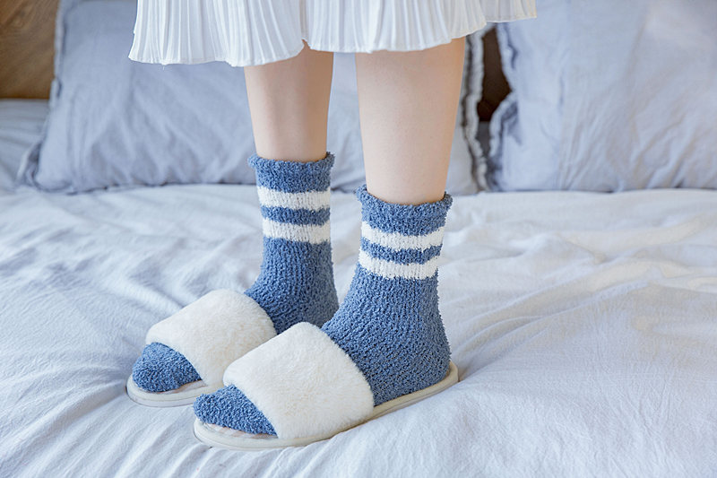 秋冬新款日系纯色二条杠珊瑚绒中筒女袜罗口花边麻花型半边绒袜子