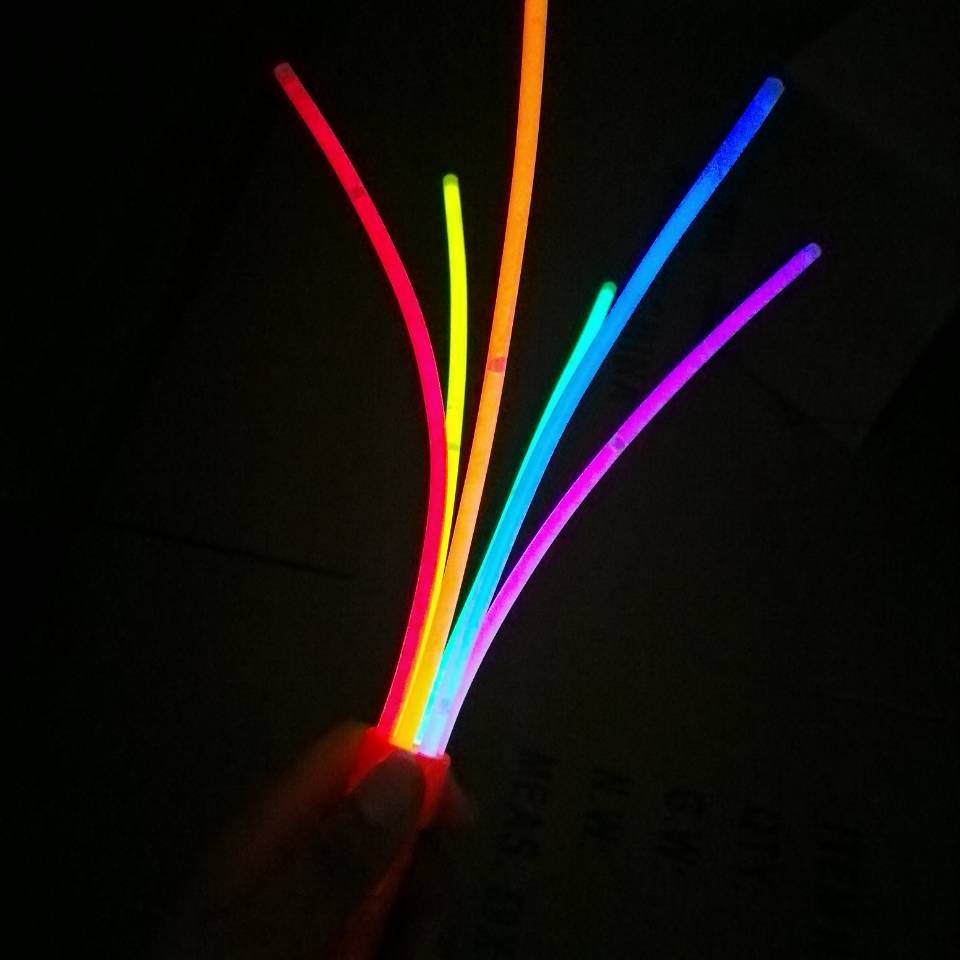 荧光棒中的液体不可食用,且具有一定的黏附性.