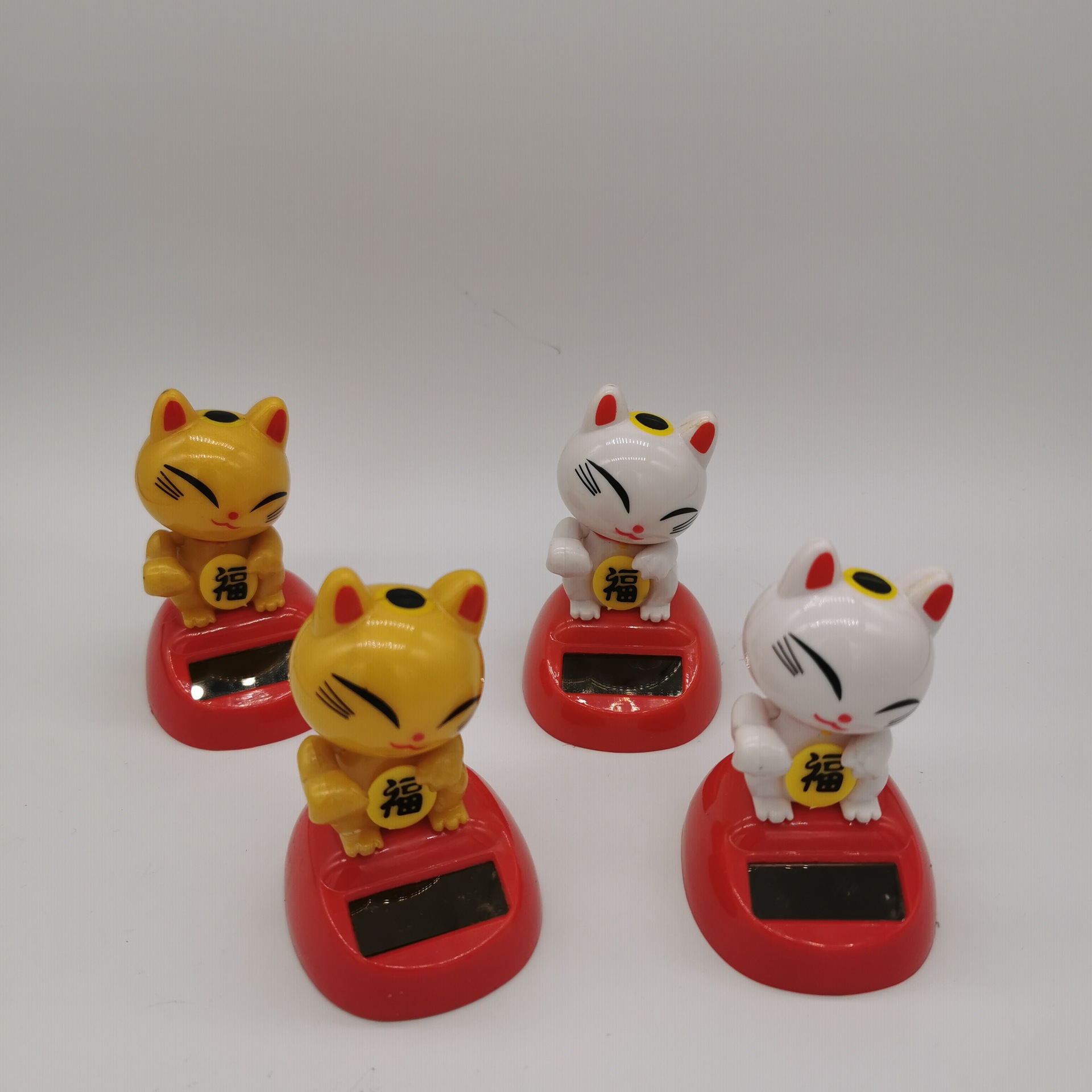 创意太阳能苹果花可爱招财猫汽车卡通公仔办公室摆件儿童玩具