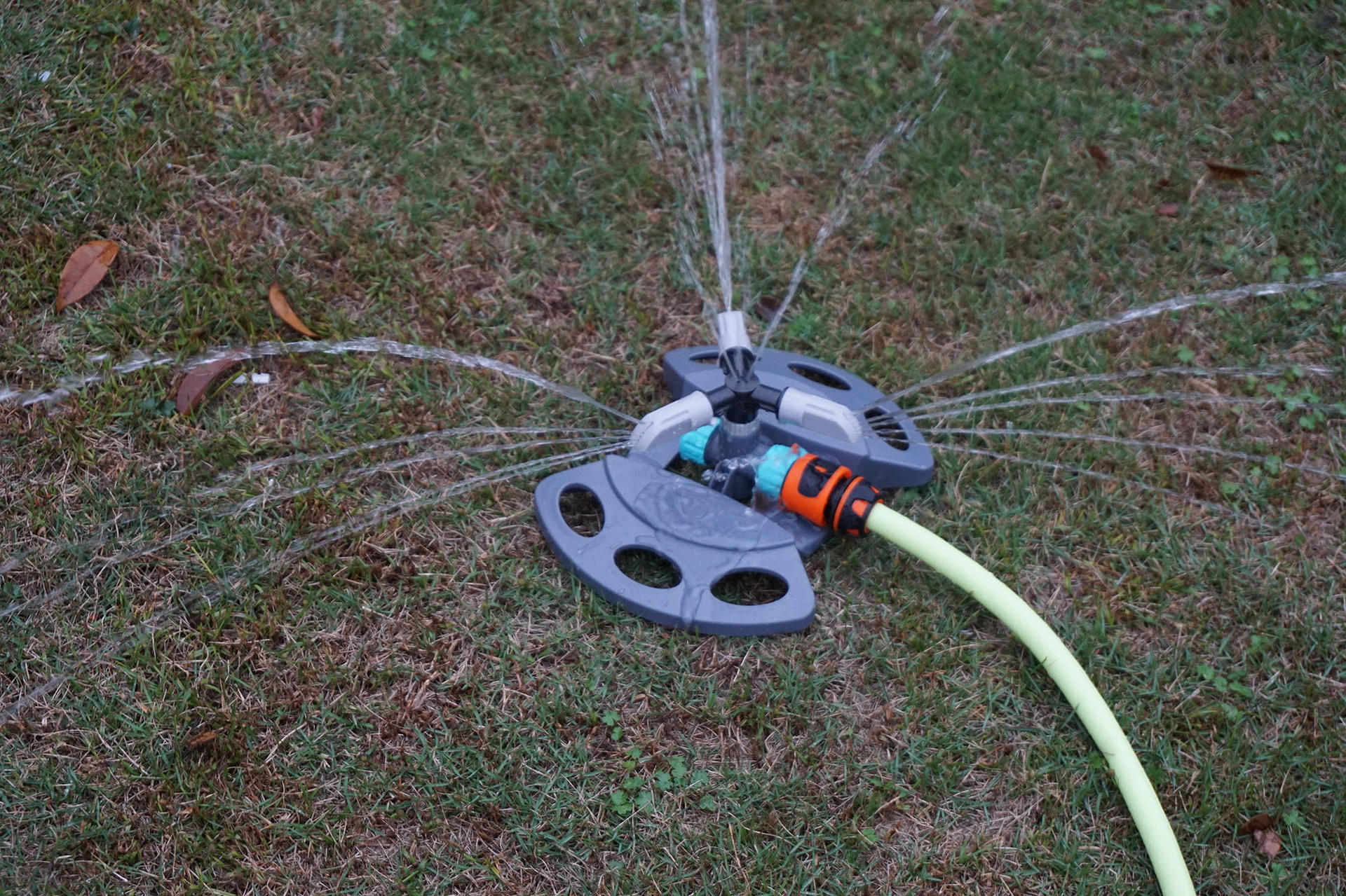 360度自动旋转喷水喷头 园林灌溉喷灌花园园艺草坪浇水圆盘洒水器