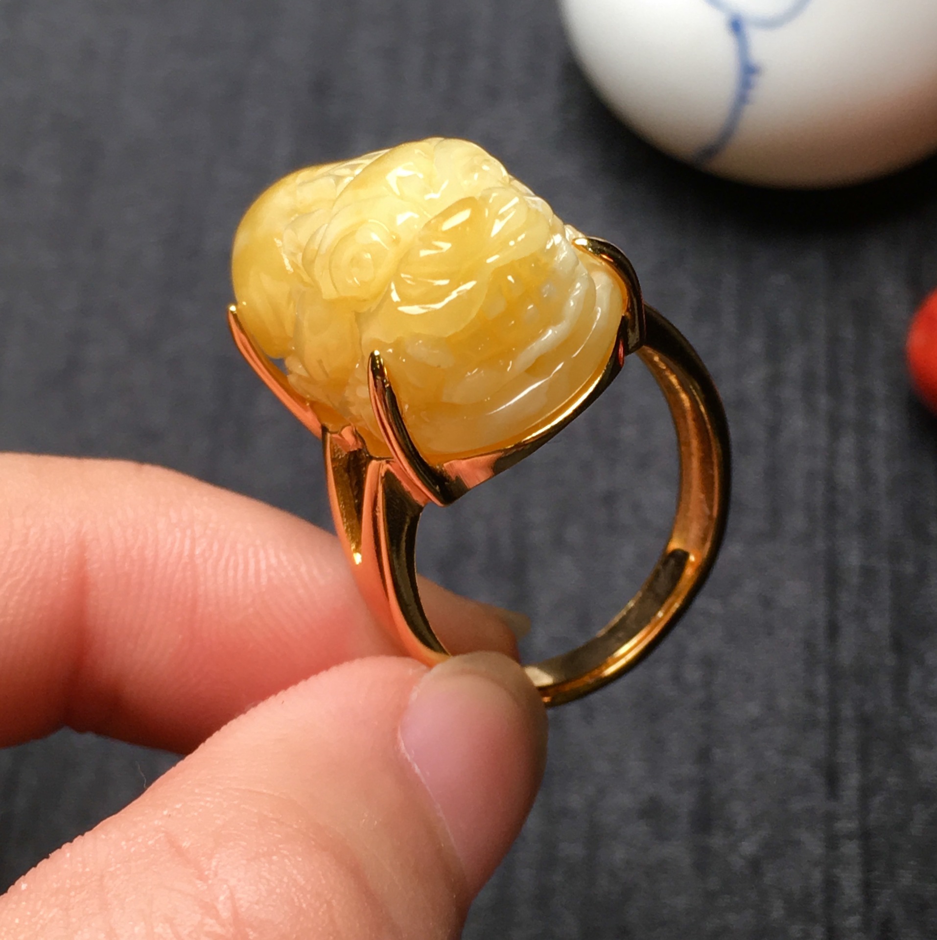 天然蜜蜡貔貅戒指 925银镀金镶嵌款式新颖 圈口活口可调节 戒面