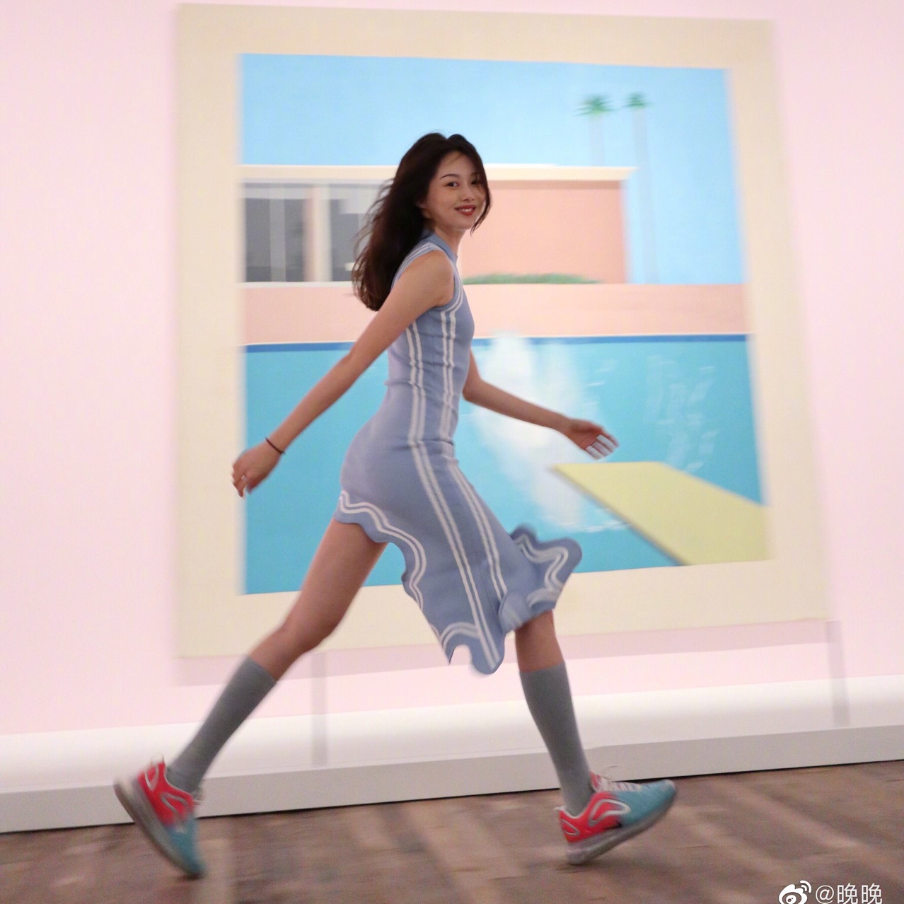 晚晚同款不对称波浪边下摆圆领天兰色白镶边针织无袖连衣裙秋新款