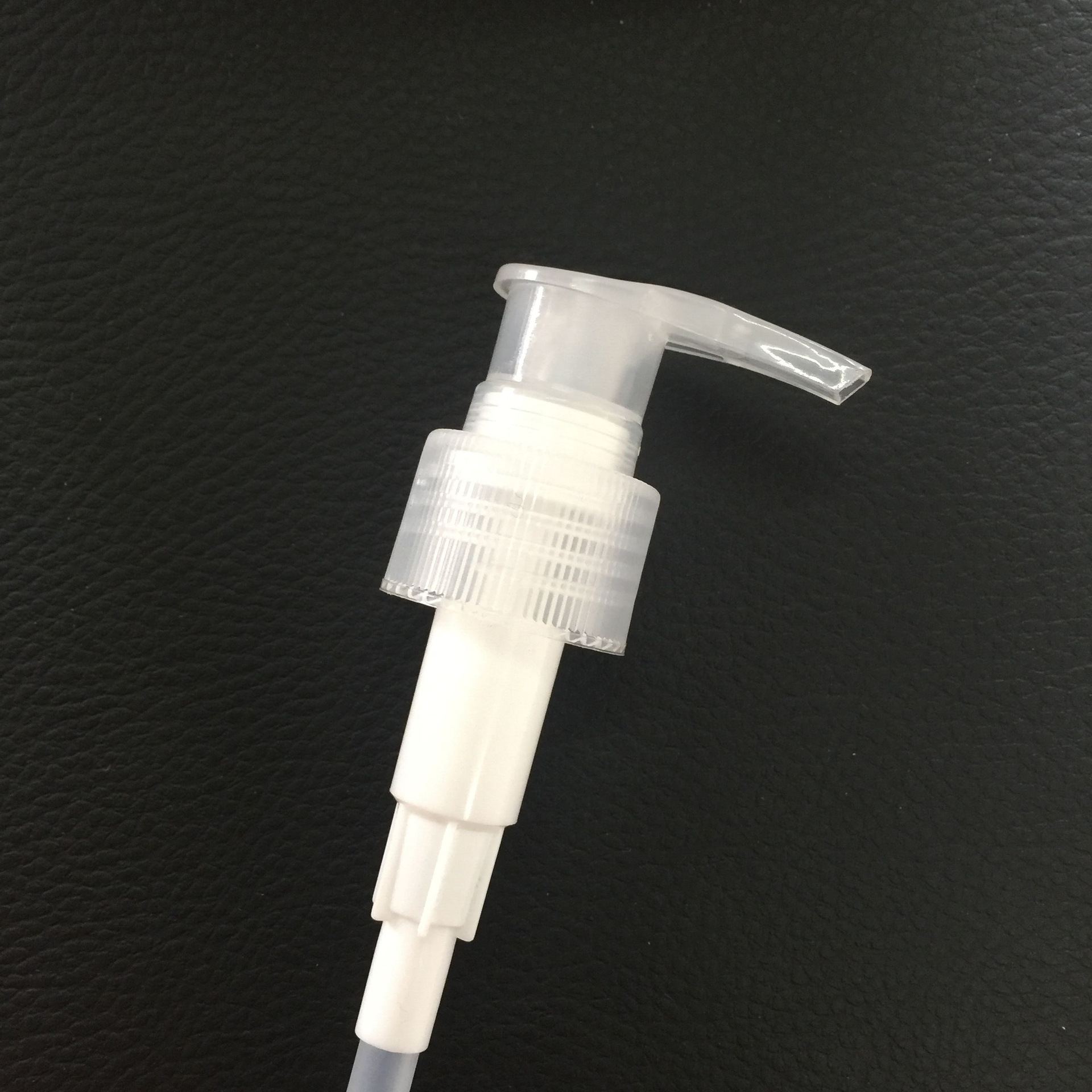 现货白色透明泵头24牙扁嘴塑料洗洁精泵头乳液泵头沐浴露泵头