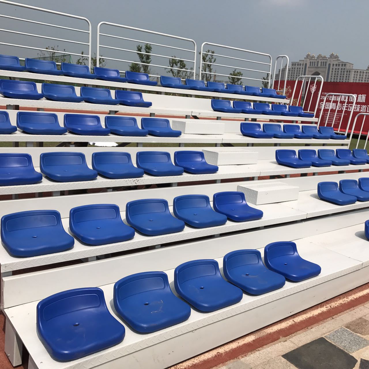 厂家直销室内外固定看台椅中空吹塑篮球场体育场电动伸缩看台座椅