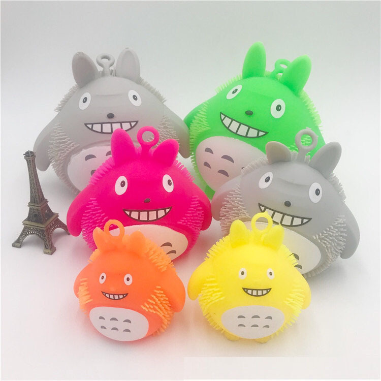 地摊热卖大号龙猫闪光发泄玩具球发光弹跳毛毛球可爱龙猫批发