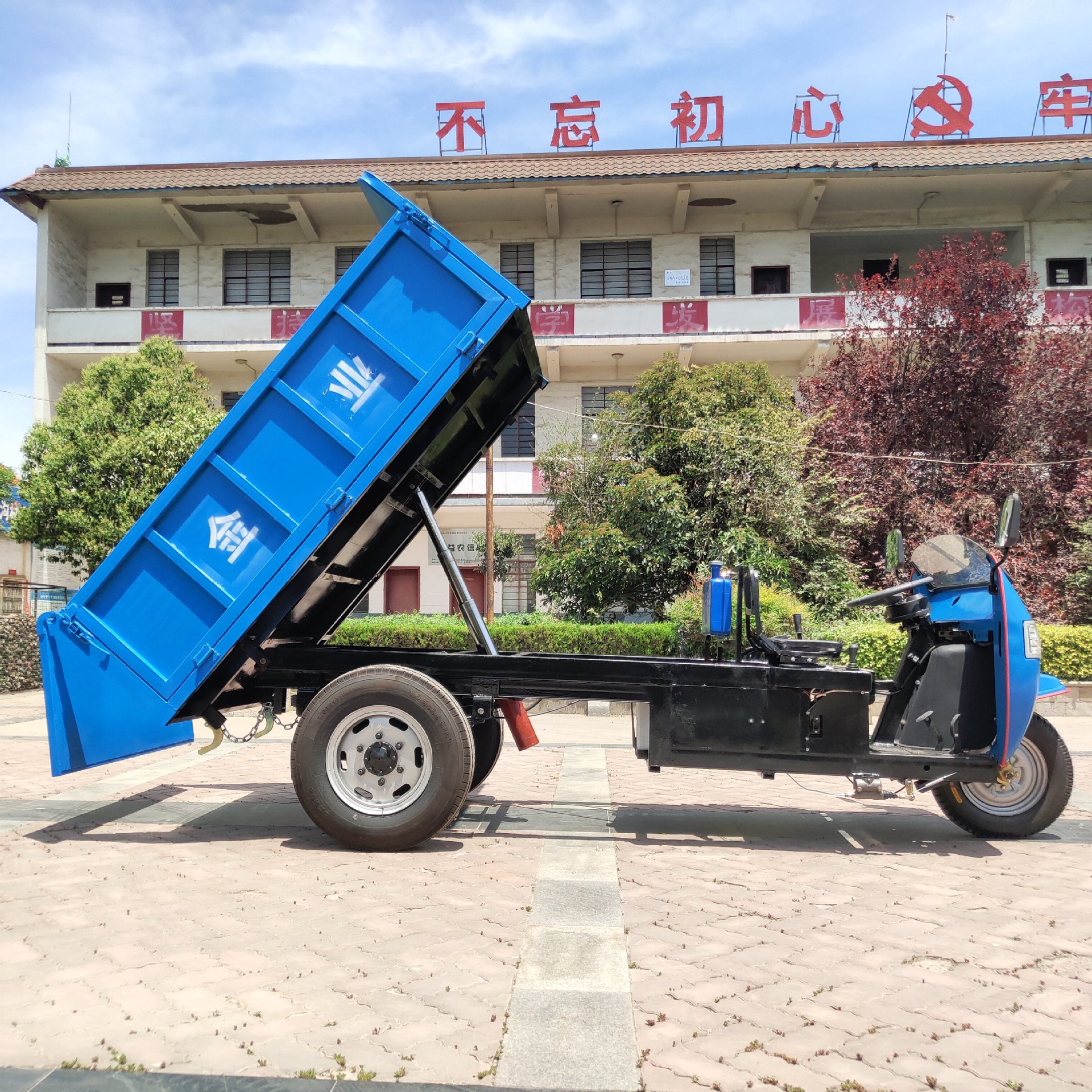 广东厂家可定制电动出窑打包车砖厂出砖打包车水泥砖打包车图片
