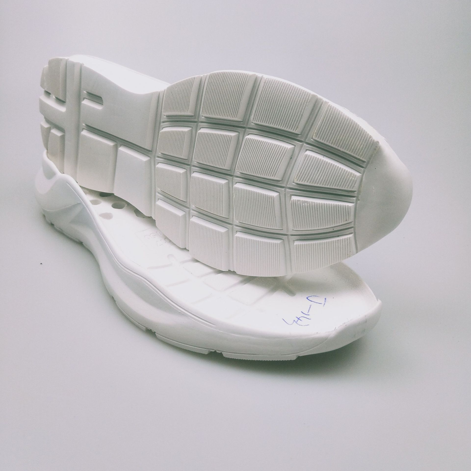 东莞实力商家专业定做新款热销橡塑发泡老爹鞋底ip高弹休闲鞋底