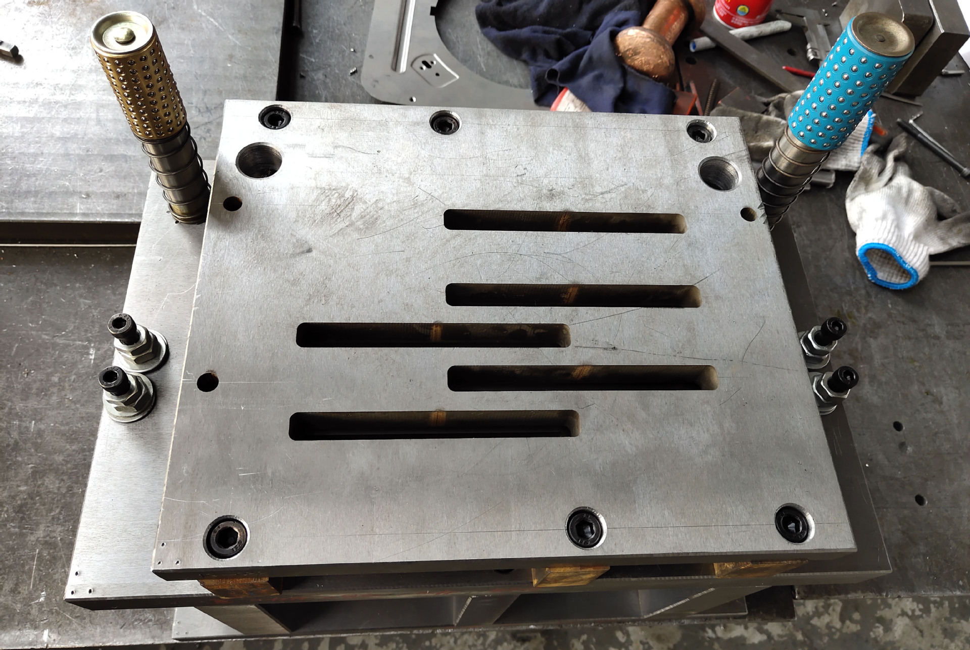 冲孔模具冲床翻边气动精密五金不锈钢圆孔多孔方孔侧加工制造金属