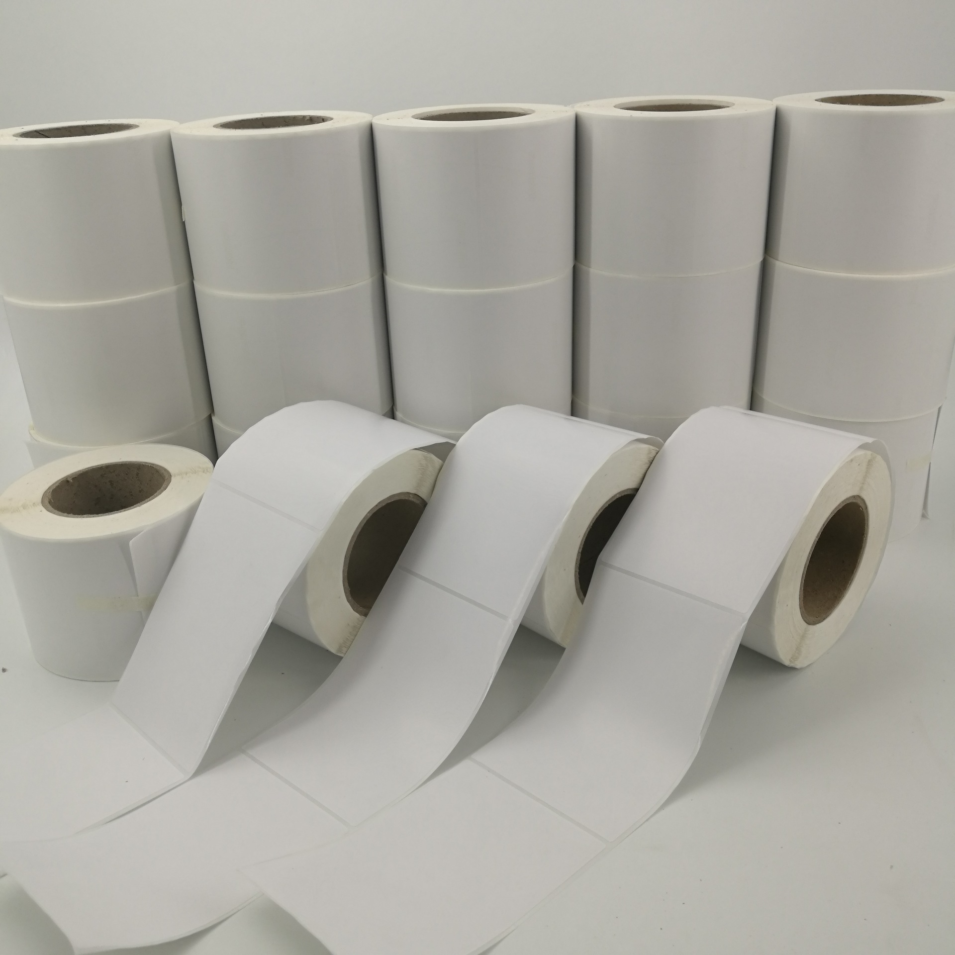 a5不干胶打印纸卷外箱标签贴纸148mm*210mm卷强粘铜版纸厂家直销